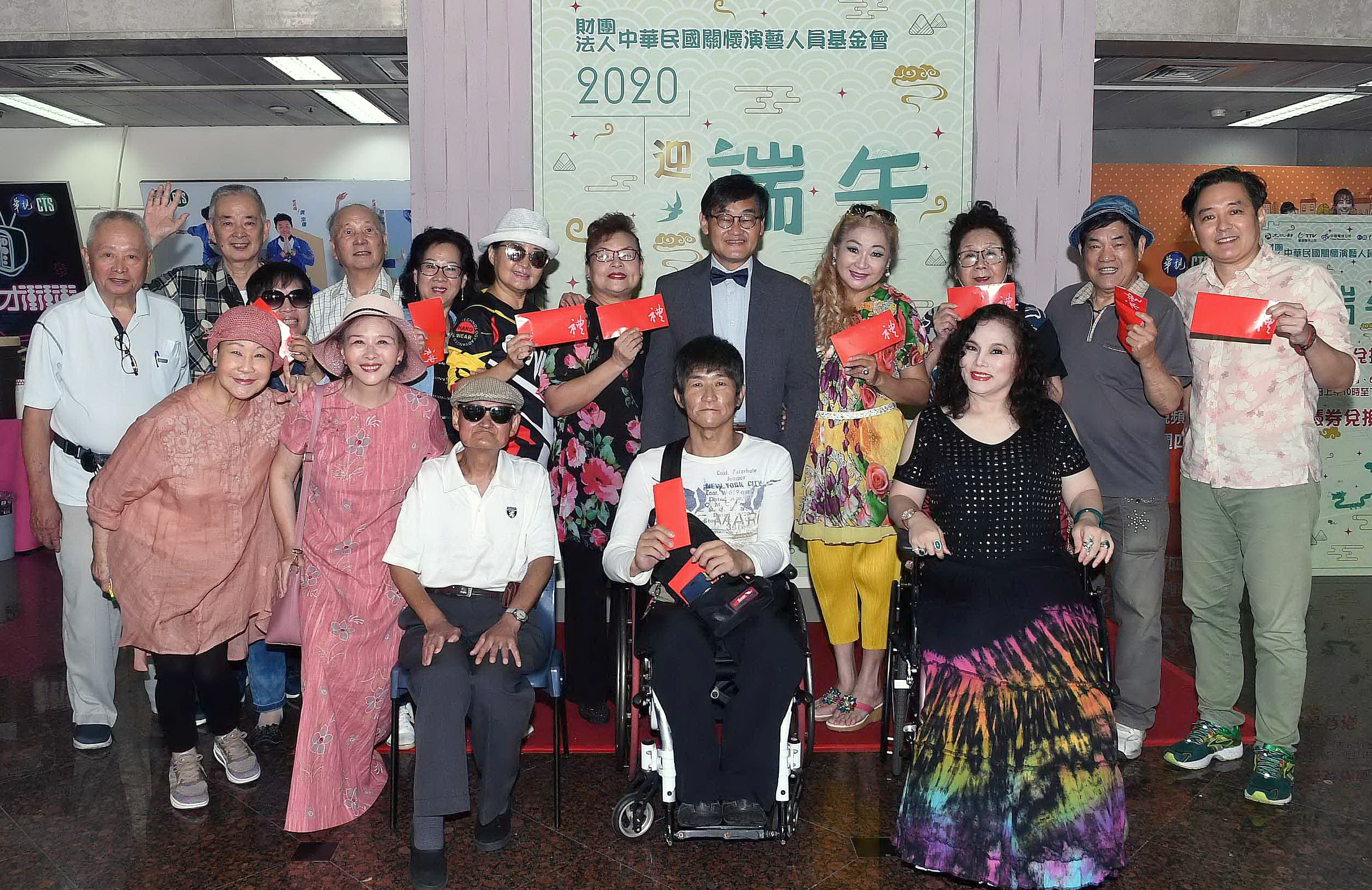 今年的關懷演藝人員端午聯歡餐會改以發放禮券辦理,不少資深藝人沒能見到昔日好友感到惋惜。(華視提供)