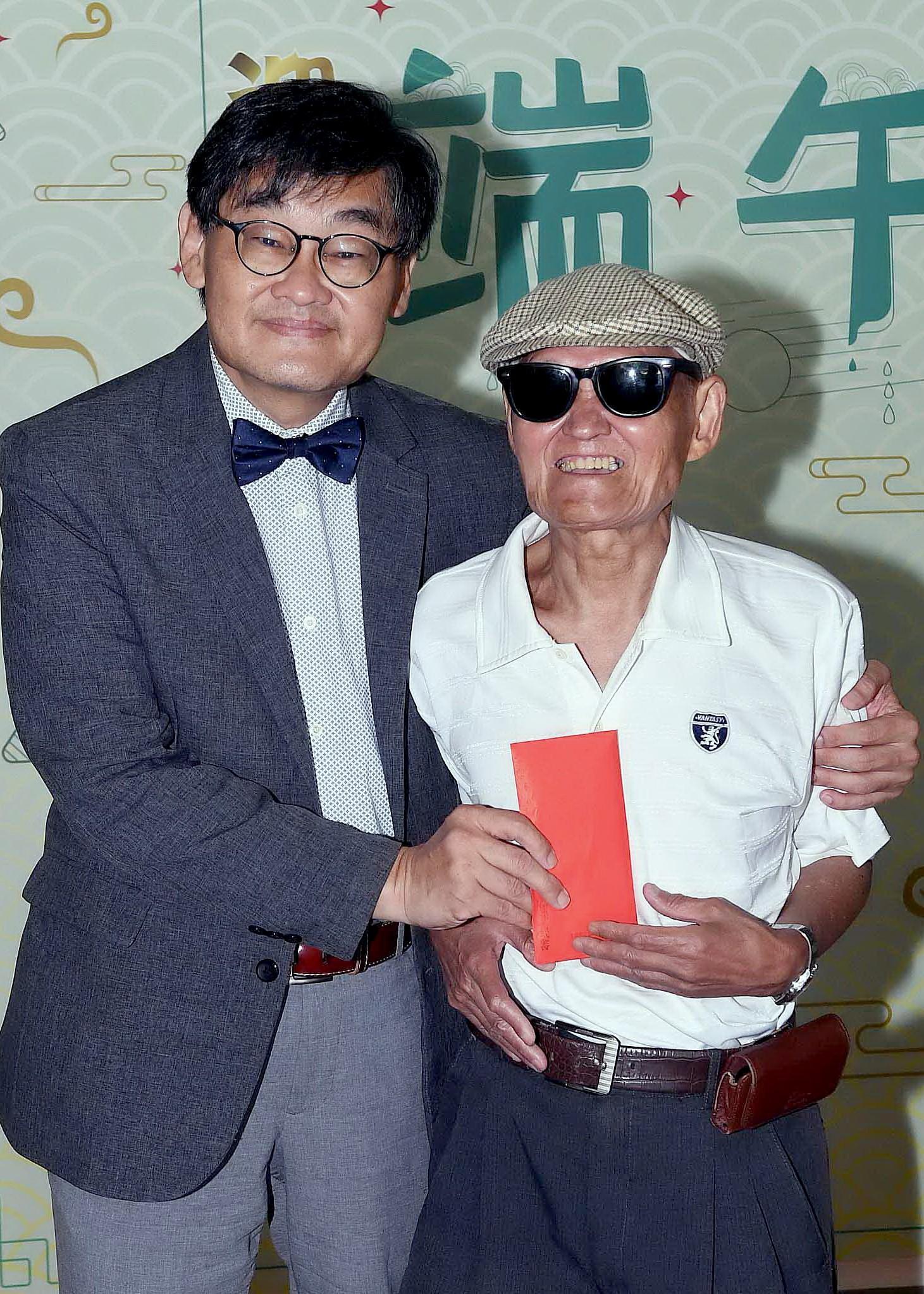 今年的關懷演藝人員端午聯歡餐會改以發放禮券辦理，李炳輝接受華視總經理莊豐嘉致贈慰問金。（華視提供）