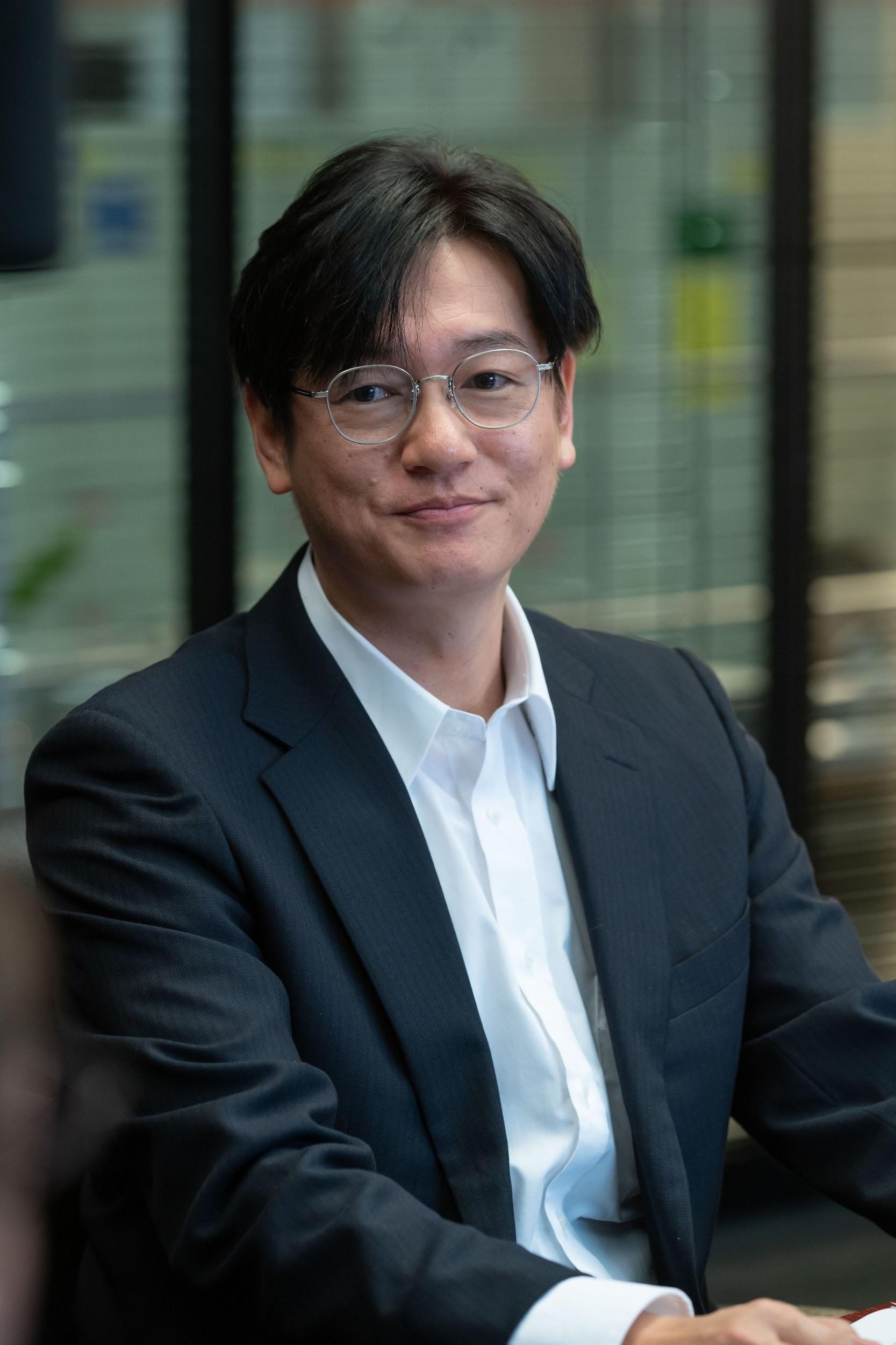 日本演員井浦新是鐵道迷,在《路~台灣EXPRESS~》裡飾演派駐在台灣參與建設高鐵的幹部。(公視提供)