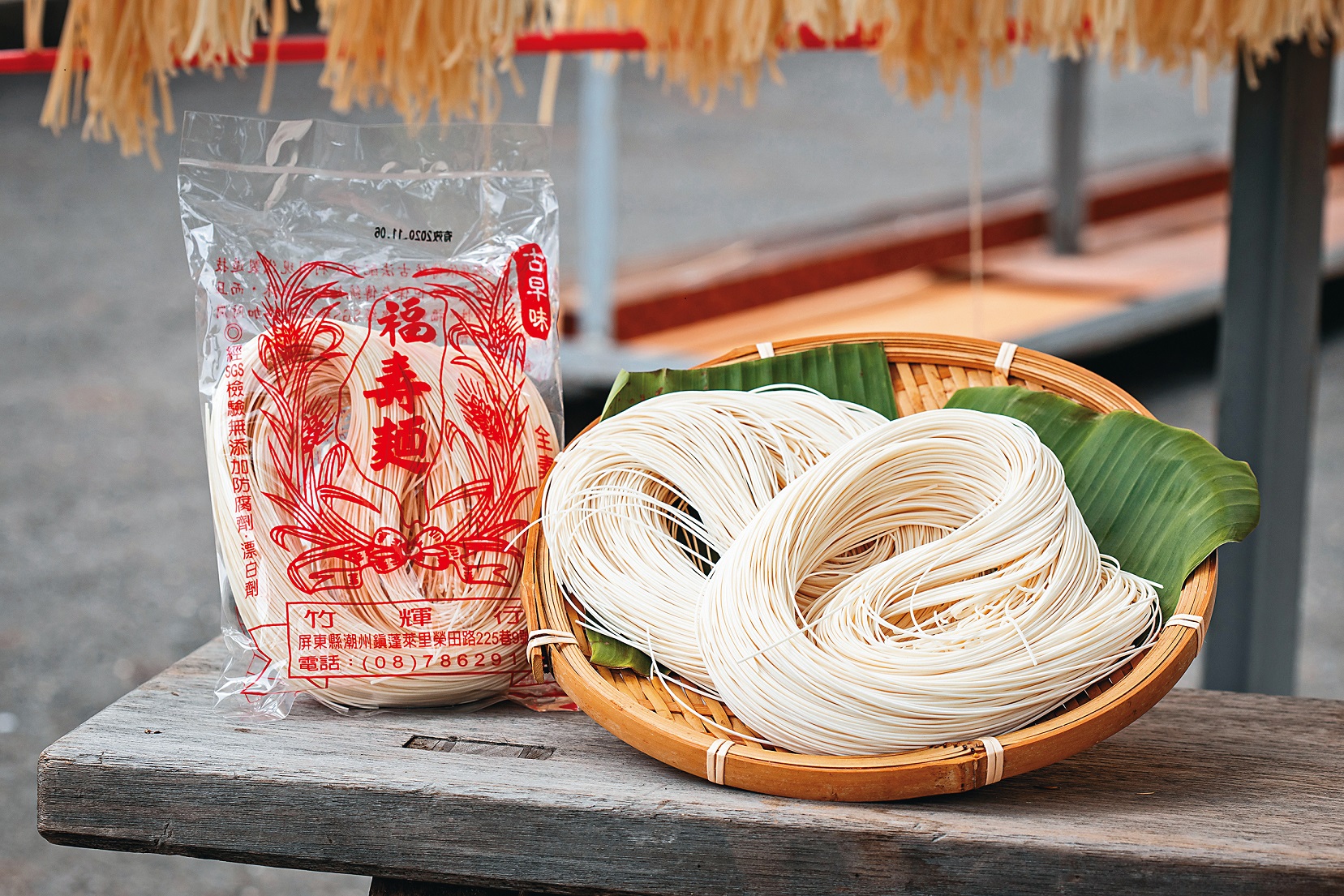 「玫來晏趣」手工麵線包裝上，仍保留昔日老店「竹輝行」的字號。（20元／包）