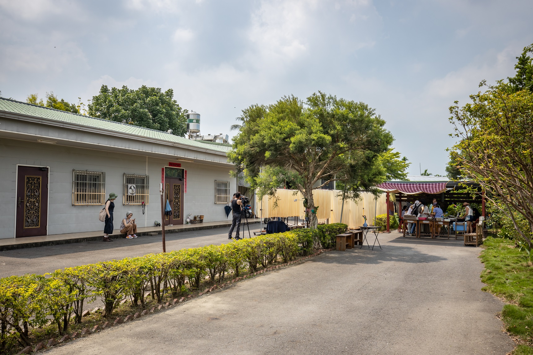 置身在一片農地魚塭間的屏東潮州「玫來晏趣」。