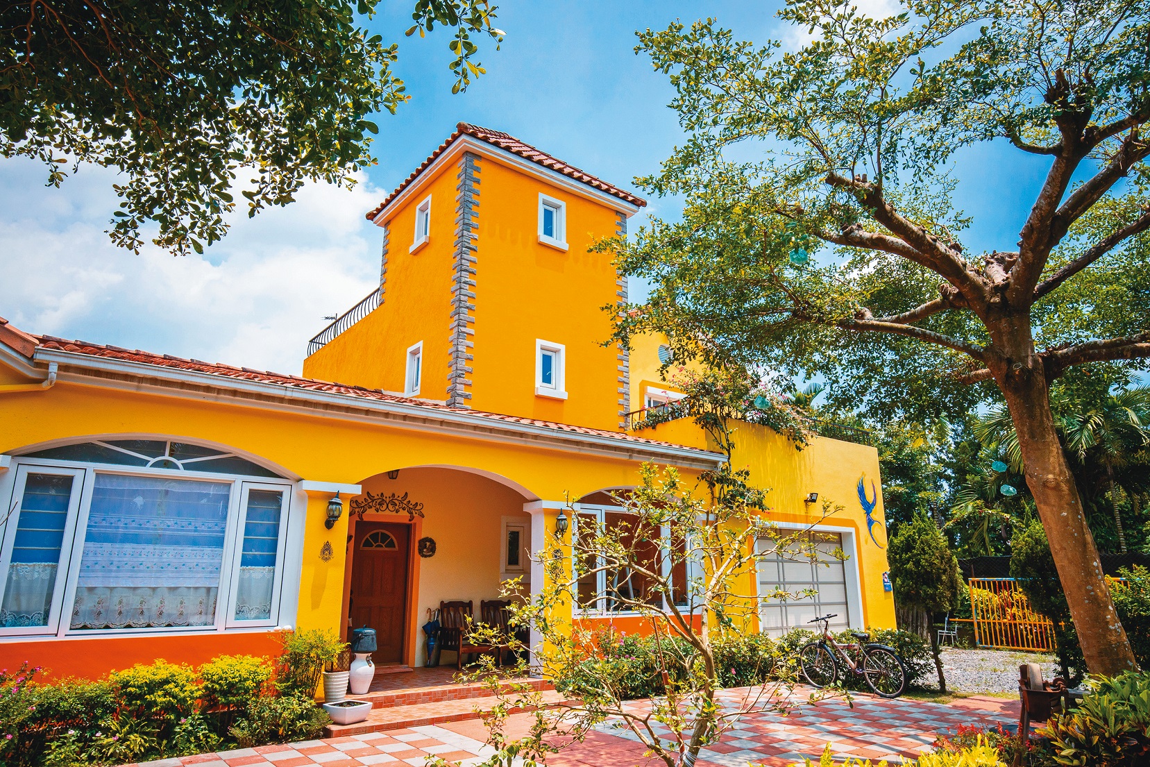 「裴亞士鄉村民宿」的黃色建築，活潑而亮麗。