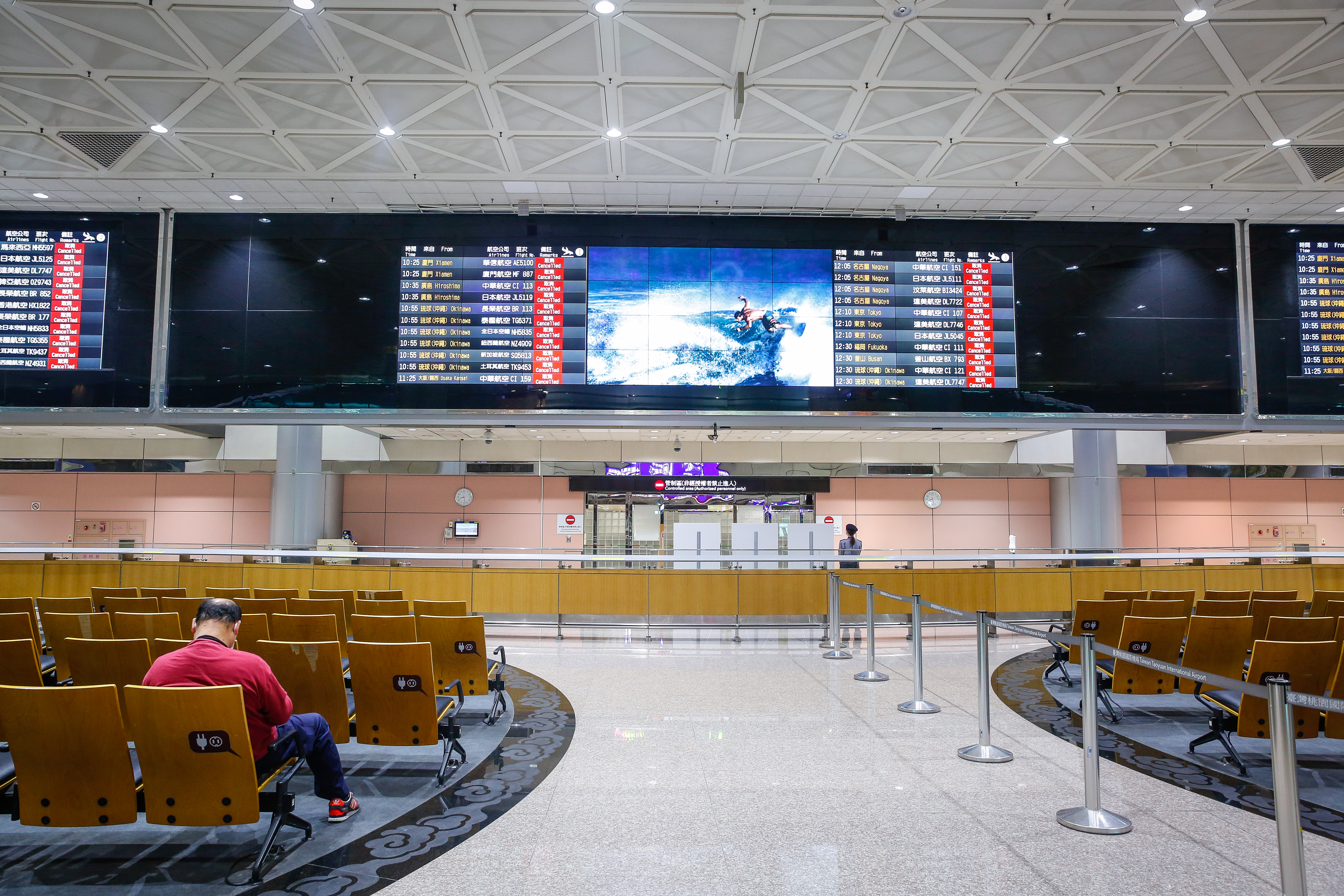 中國北京開始爆發第二波疫情，傳出離開北京的各班機班班客滿。圖為桃園機場入境處。（本刊資料照）