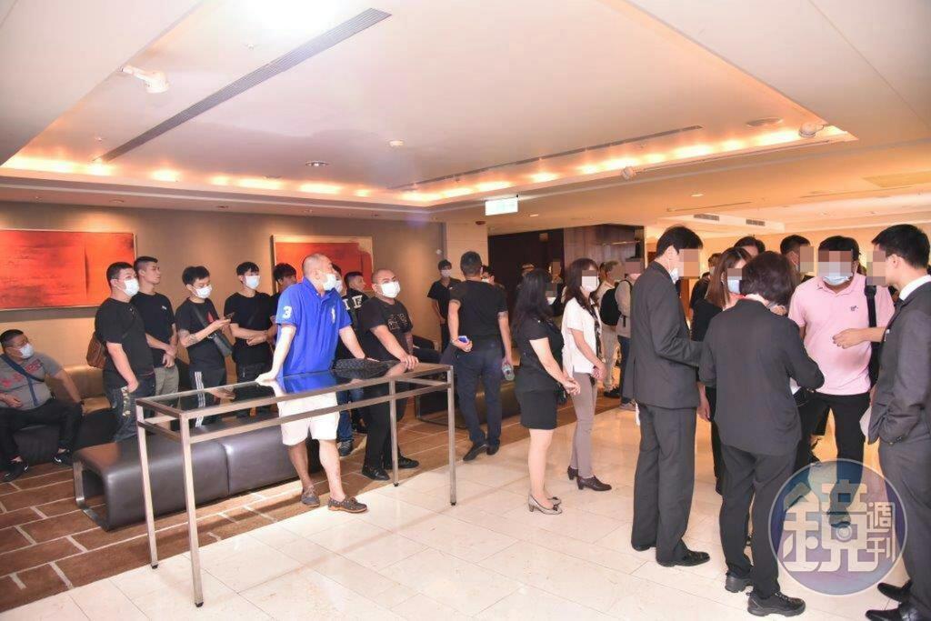爆出經營權之爭的光磊科技昨(16日)進行董監改選,現場還有黑衣人現身,增加會場煙硝味。(讀者提供)