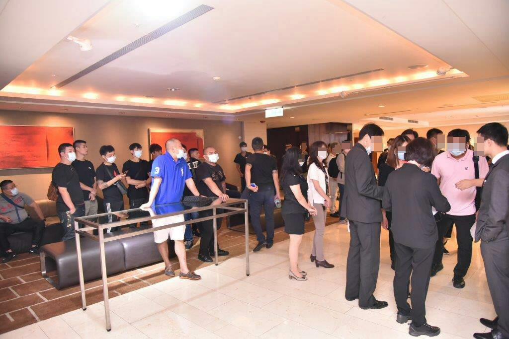 爆出經營權之爭的光磊科技昨（16日）進行董監改選，現場還有黑衣人現身，增加會場煙硝味。（讀者提供）