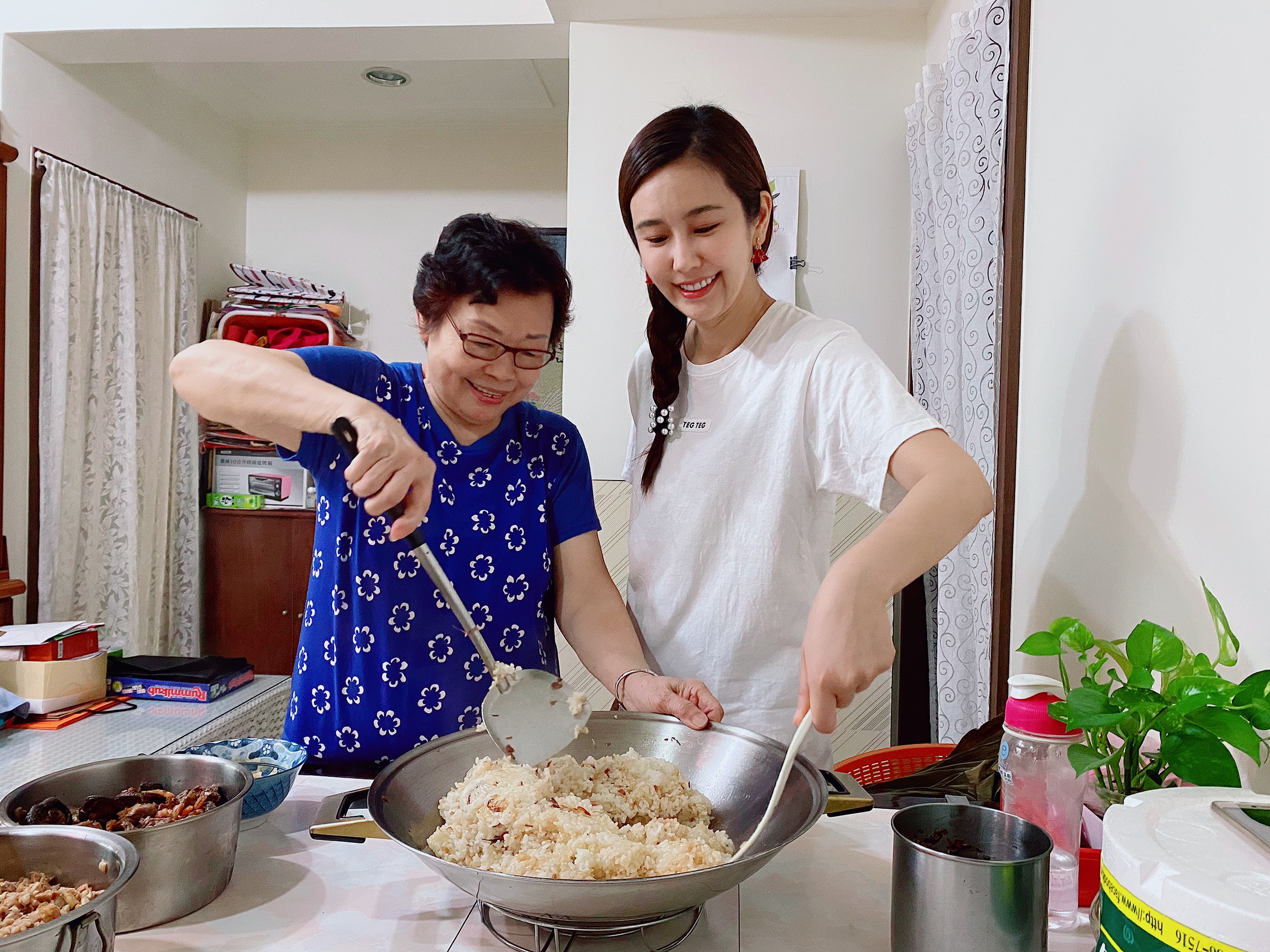 黃心娣的舅媽燒得一手好菜，因此特別邀請她為自己的個人頻道示範包粽。（周子娛樂）