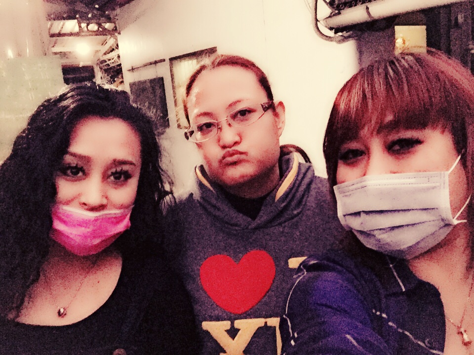 紀曉君（左）、家家（右）和大姊紀莎莎（中）因為家中父母照護問題出現爭執。（翻攝自紀莎莎臉書）