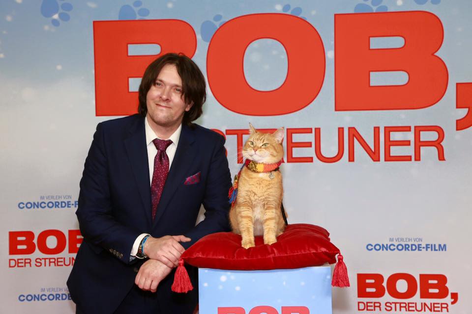 電影《遇見街貓BOB》的故事感動全球無數人，然而本尊詹姆斯（左）難過地表示，街貓BOB已經去當小天使了。（翻攝自A Streetcat Named Bob臉書）