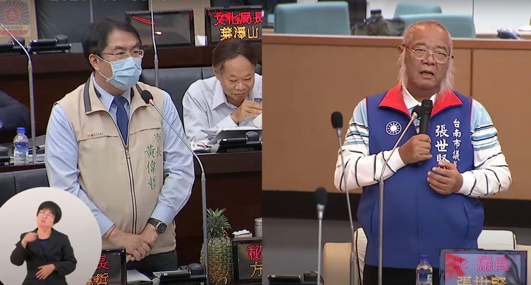 台南市議員張世賢竟在質詢時,當場示範公貓、母貓發春叫聲,讓現場許多官員聽了都傻眼。(翻攝自台南市議會直播YouTube頻道)