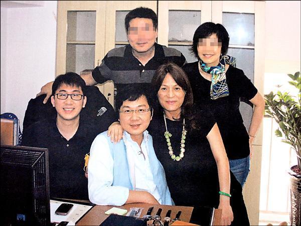 《人間衛視》前節目主持人陳逸杰、湯小玲夫妻，遭控吸金5億判刑。（翻攝畫面）