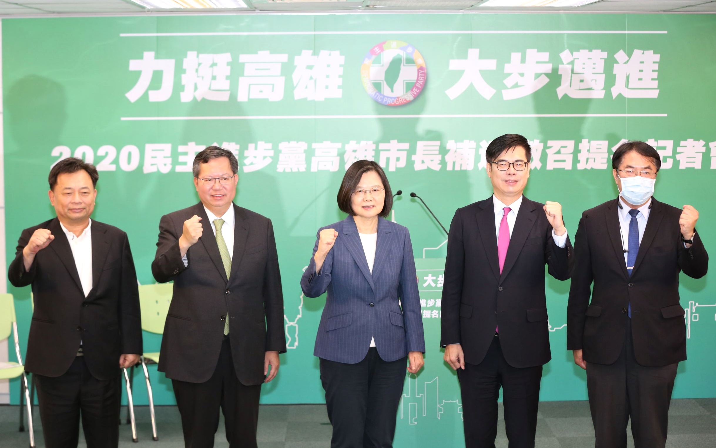 民進黨中常會今通過徵召陳其邁（右2）參選高雄市長補選。