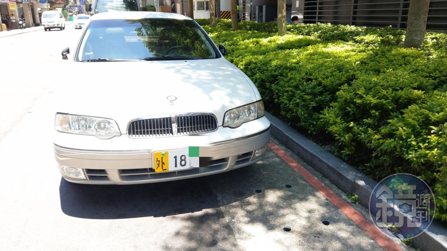 一輛掛著外字車牌的汽車常違停在京站樓下紅線,讓民眾質疑挑釁公權力。(讀者提供)