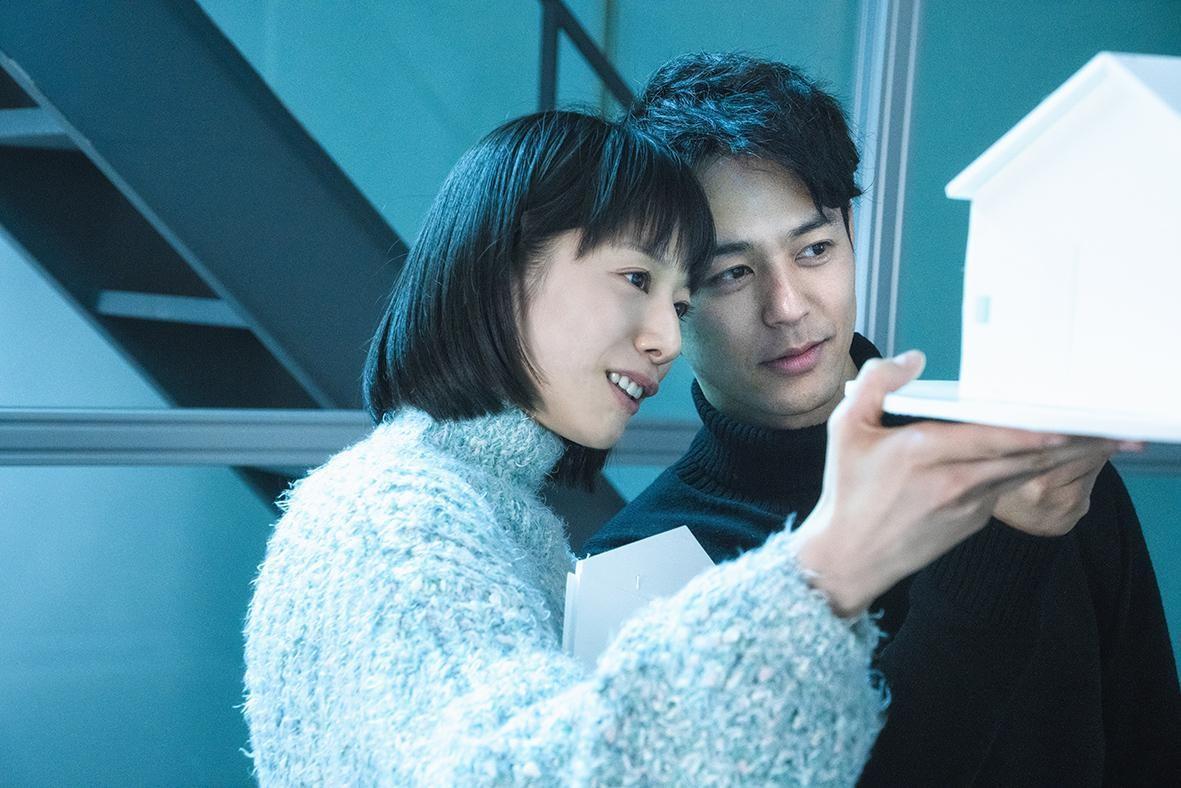 妻夫木聰(右)在《慾火烈愛》與女星夏帆大談不倫戀。(中影提供)