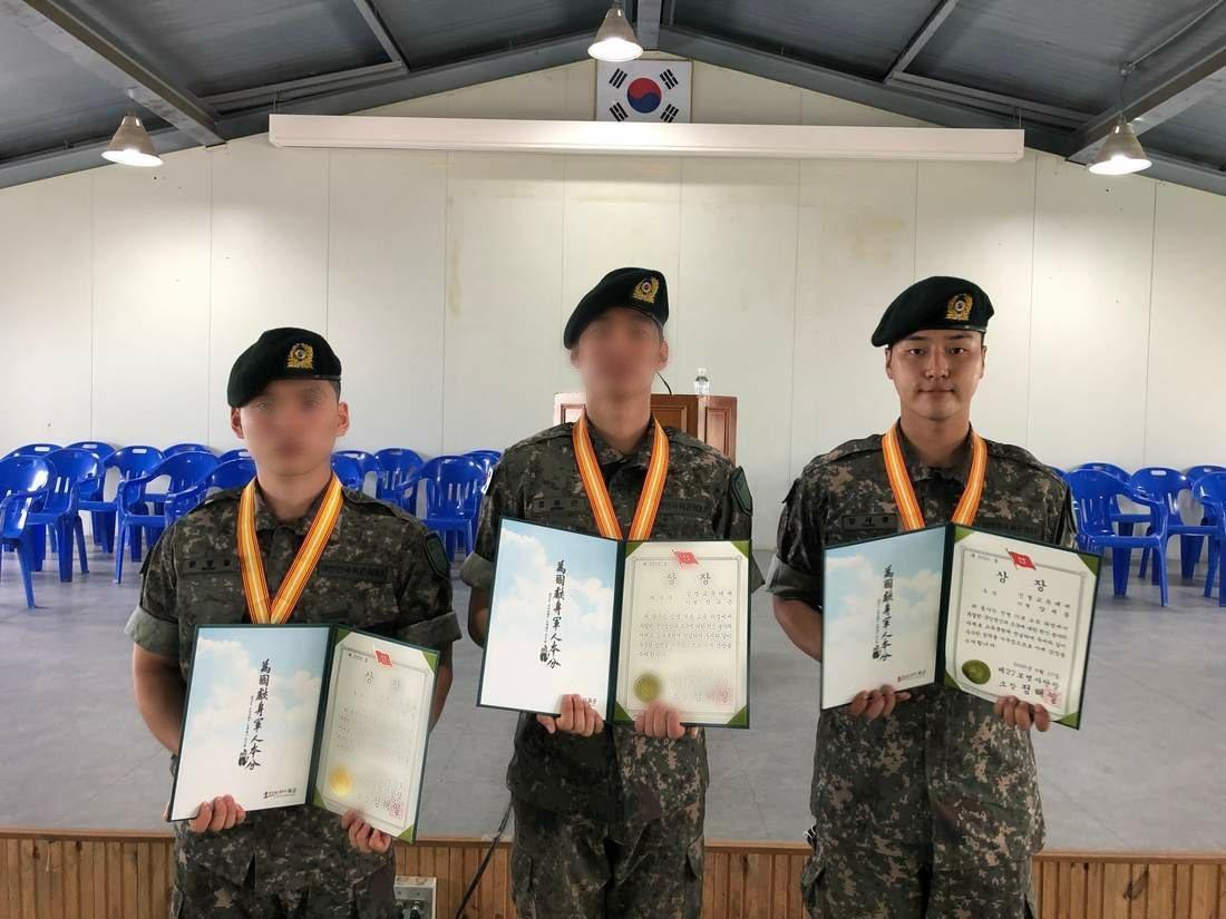 梁世宗上月入伍,完成新兵訓練,身材變得結實,但臉蛋也明顯變腫。(網路圖片)