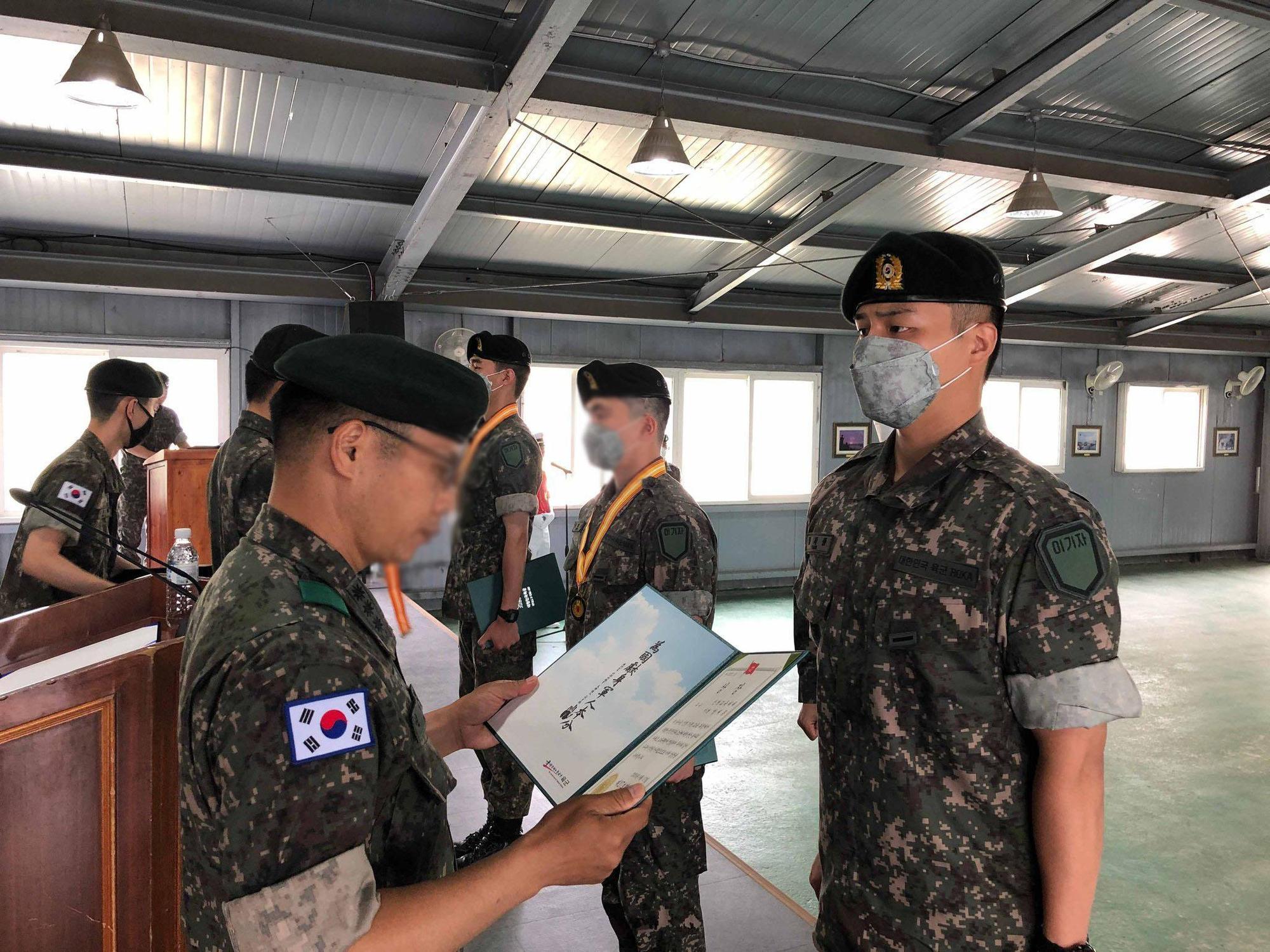 梁世宗完成5週新兵訓練,表現傑出被頒發優秀獎。(網路圖片)