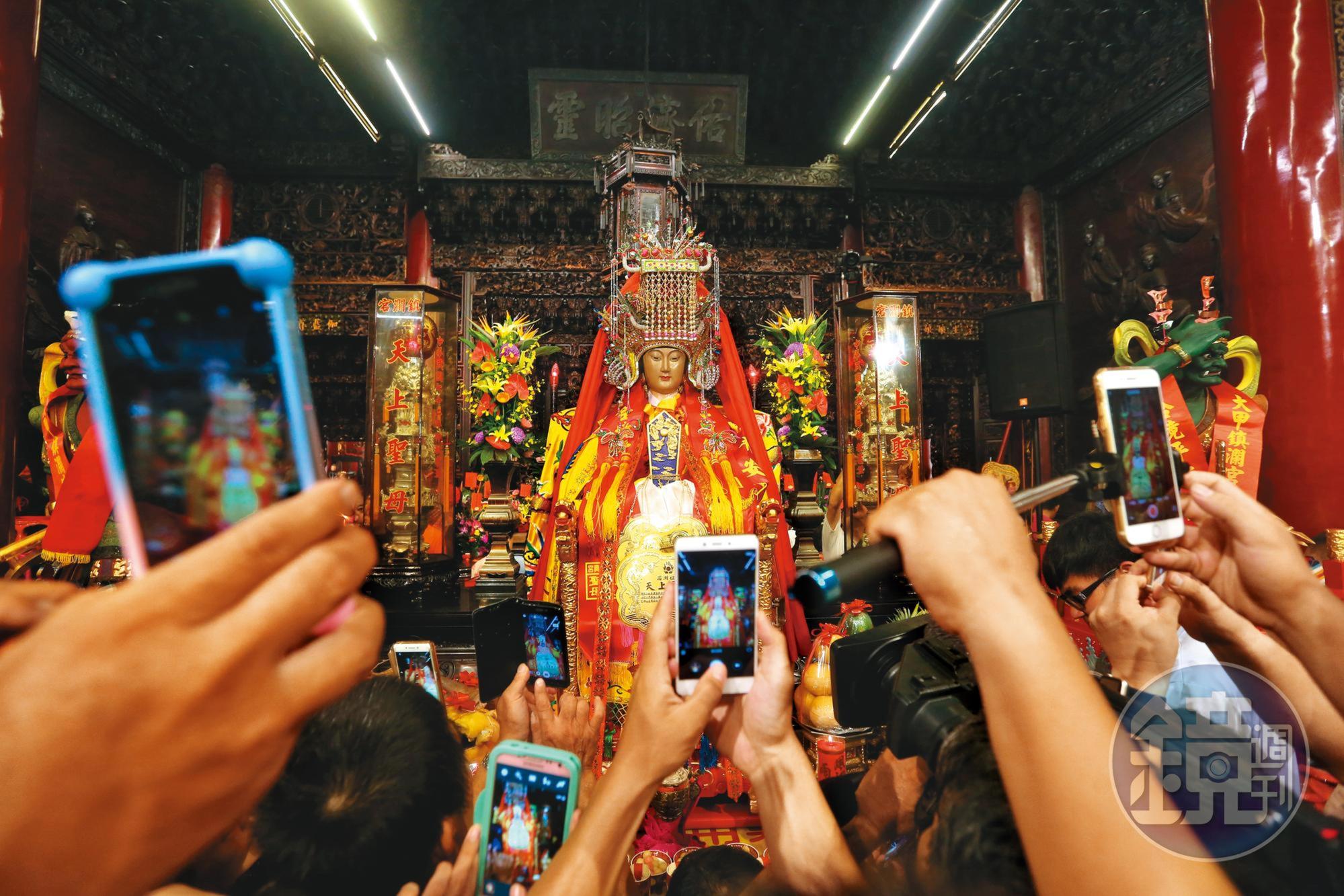 媽姐信仰源起福建湄洲，信徒敬拜不輟。圖為2017年湄洲媽祖駐駕大甲鎮瀾宮時，信徒爭相留影參拜的情況。