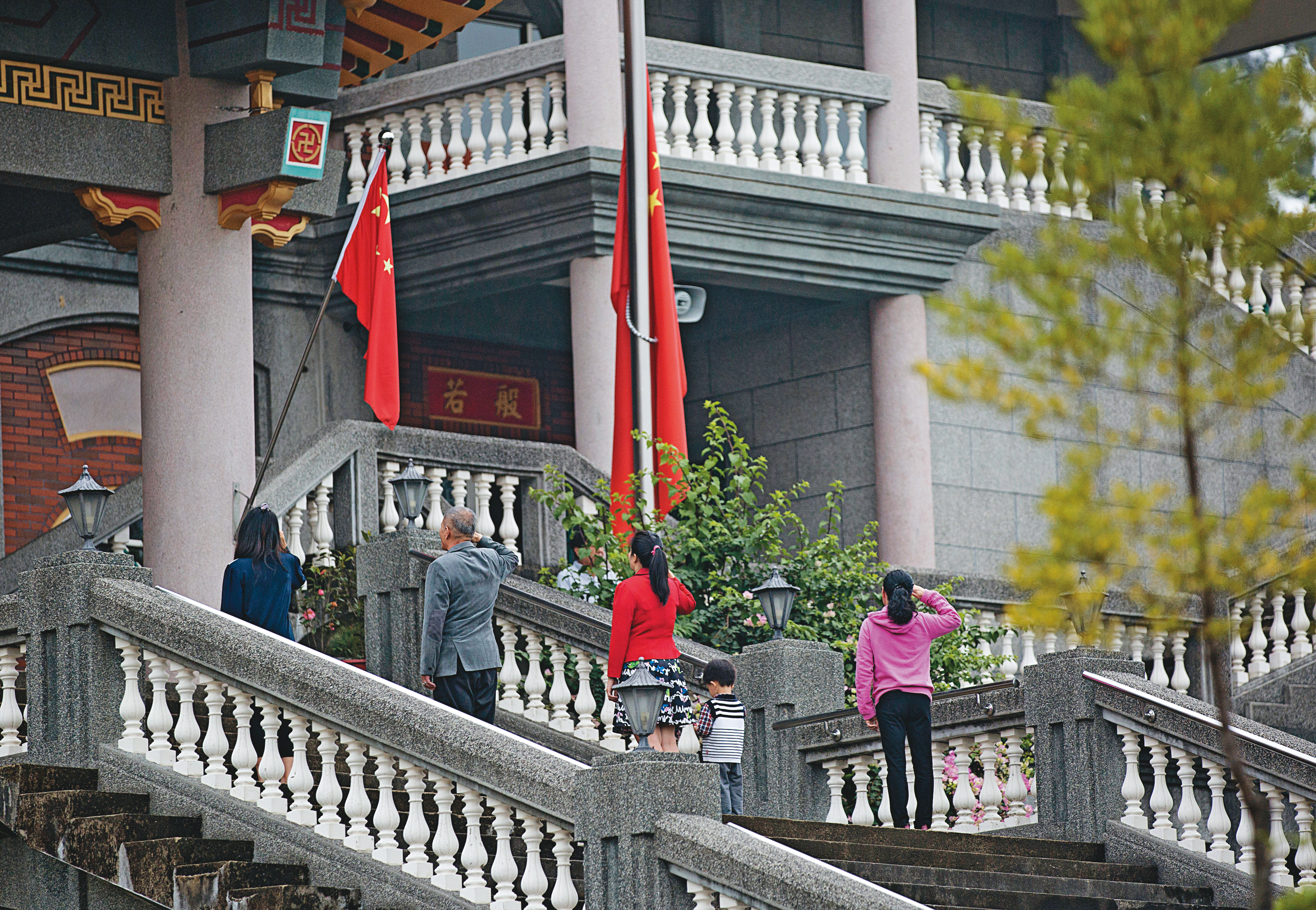 廟宇改建花費不貲,位於彰化縣的碧雲禪寺曾經因改建費用暴漲至3千萬元,比丘尼無力還款,導致廟產被對方侵占,甚至插上5星旗,改裝成「5星旗愛國教育基地」。