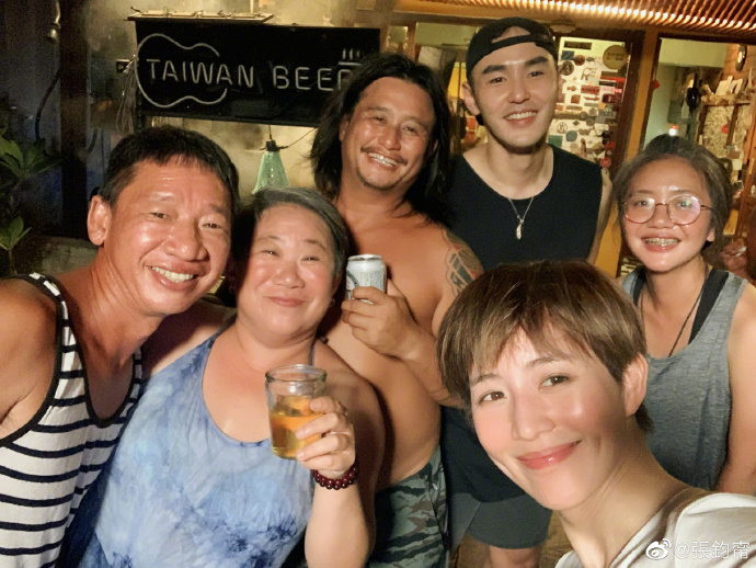 阮經天（右二後）特地去墾丁探班。（翻攝張鈞甯微博）