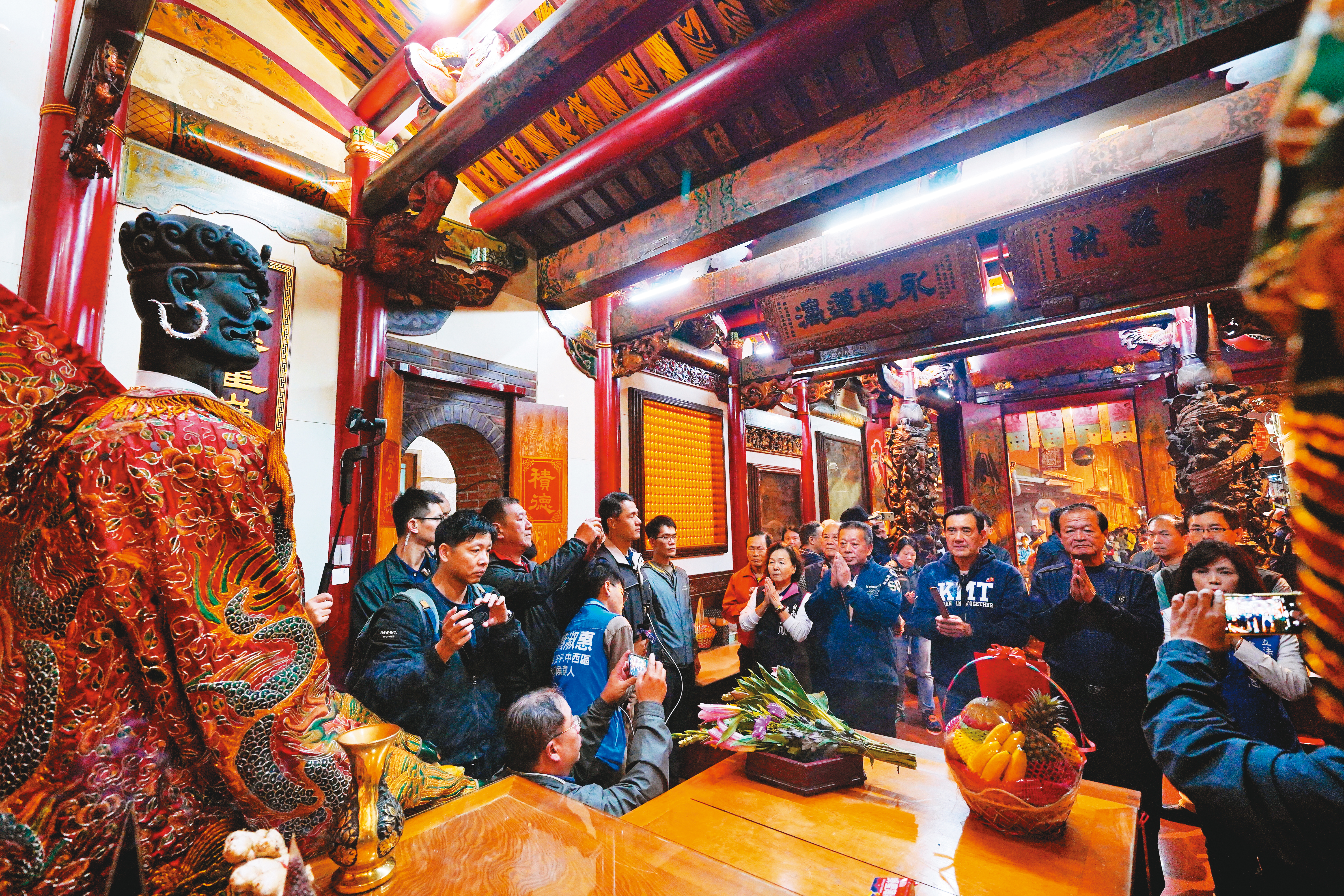 在民主政治體制下，藍綠政治人物都希望藉宗教平台開拓支持群體。圖中主祭者為前總統馬英九。