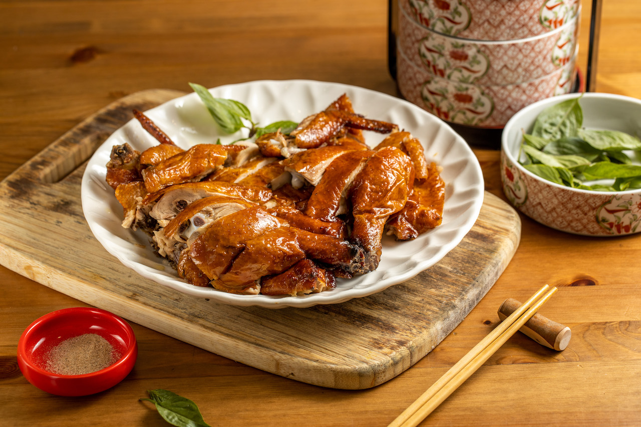 主廚的招牌菜「港式脆皮雞」，皮酥肉潤。（1,380元／全隻）
