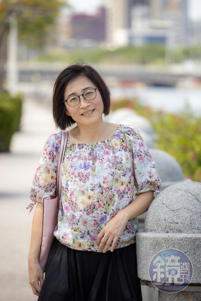 顏怡今，高雄鹽埕區人，現為自由撰稿者，曾任多年美食及府會、醫藥、環保及文教路線記者，採訪年資長達30年。由於出生成長於小吃密佈的老城區，基因裡懂吃挑嘴；長年深耕地方，擅長發掘地方職人故事及爬梳小吃文化。性格親切，常與受訪者成為好友，說菜和形容店家老闆的文字細膩帶有情感。