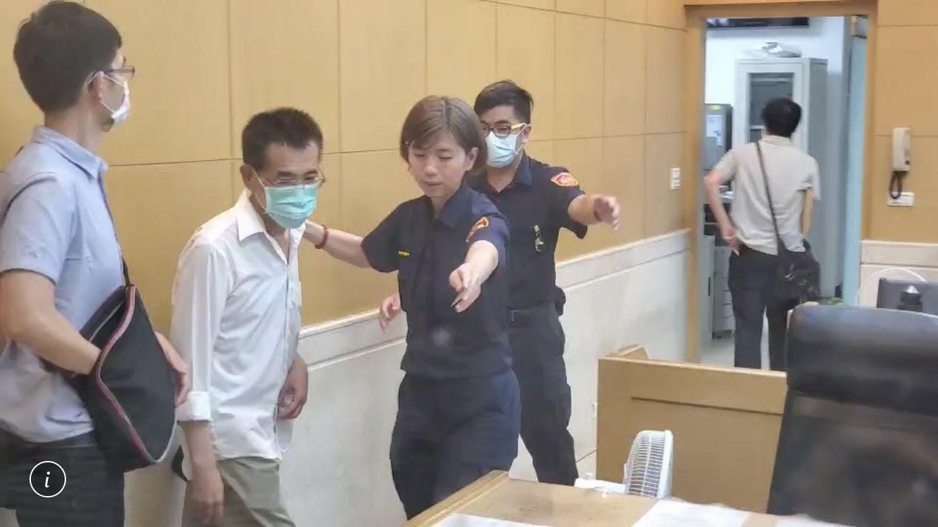 北檢今晚偵辦一起共諜案,懷疑曾任國會助理及台商的3名嫌犯,意圖在台發展共諜組織,調查局國安站晚間移送涉案李姓助理(左二)等三人。
