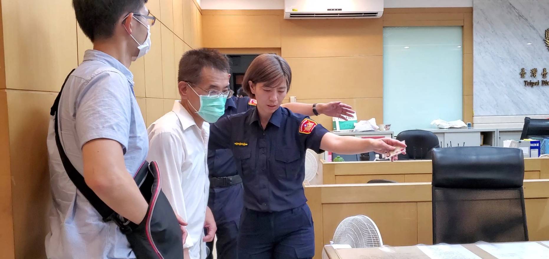 檢調依照違反國家安全法之發展組織罪，將前立委助理李易諴遭聲押禁見。