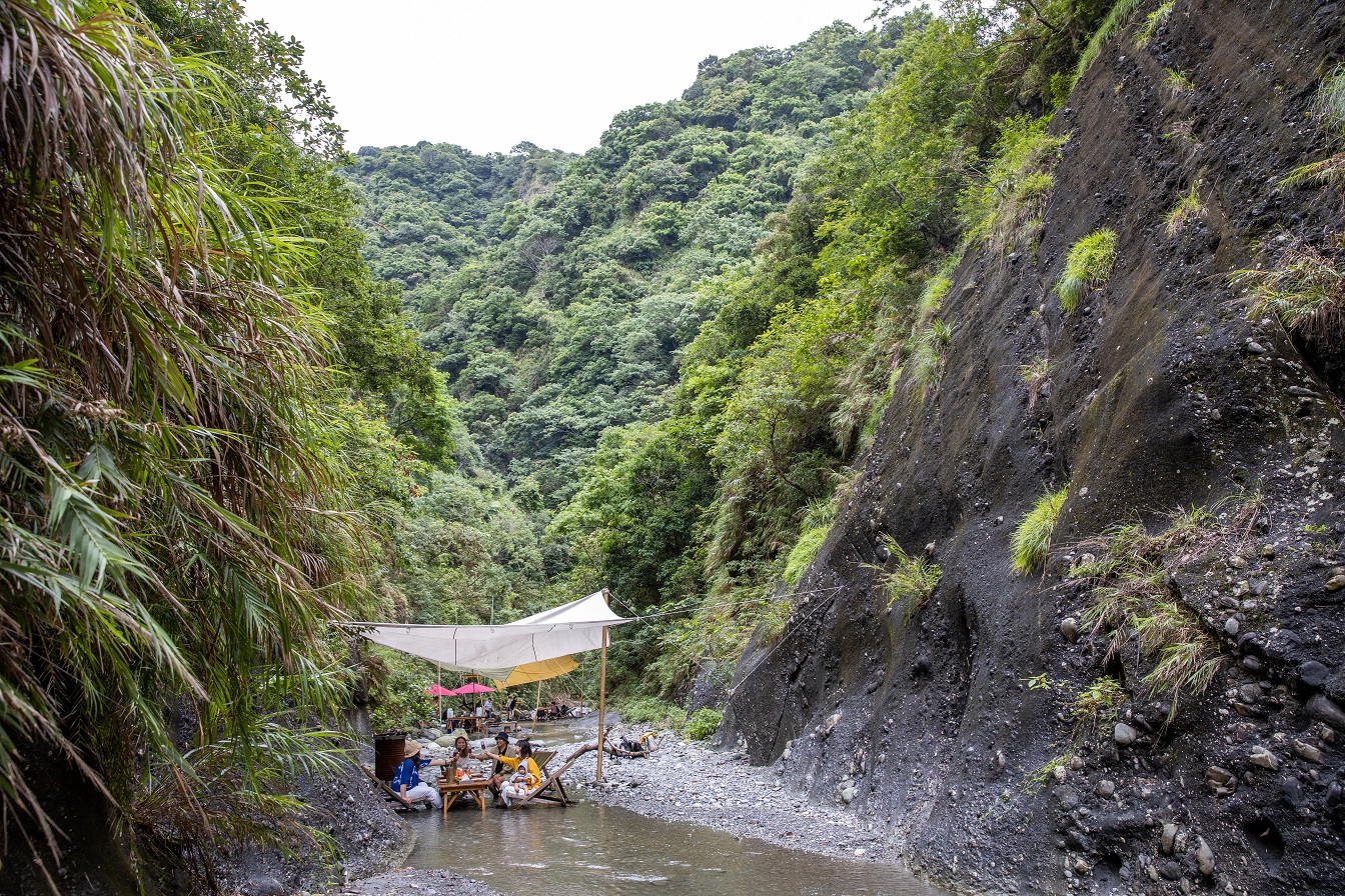 因為熱愛野外生活，小官想把如此與自然相處的輕鬆感分享給大家。