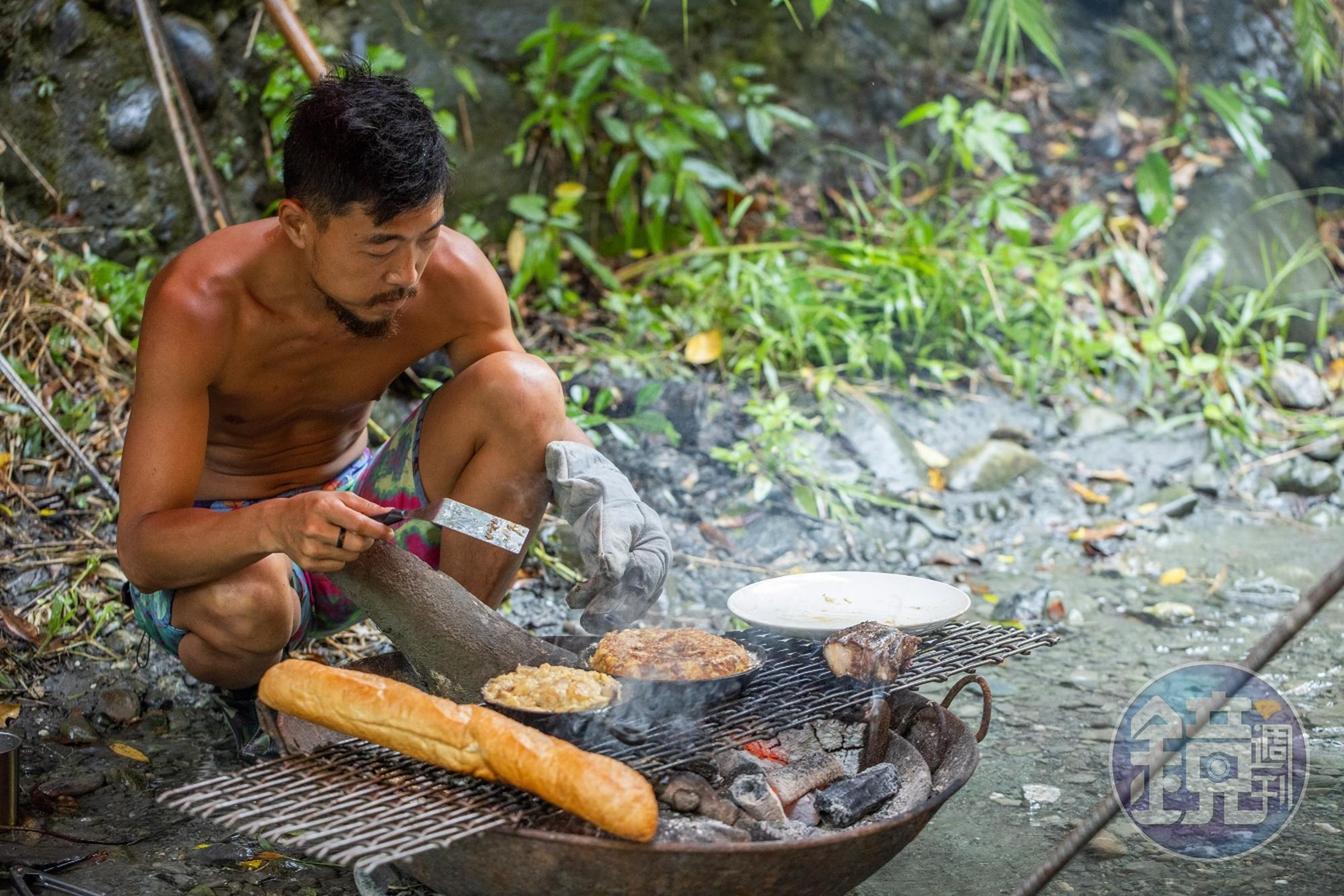 溪畔現場料理,與自然共食。
