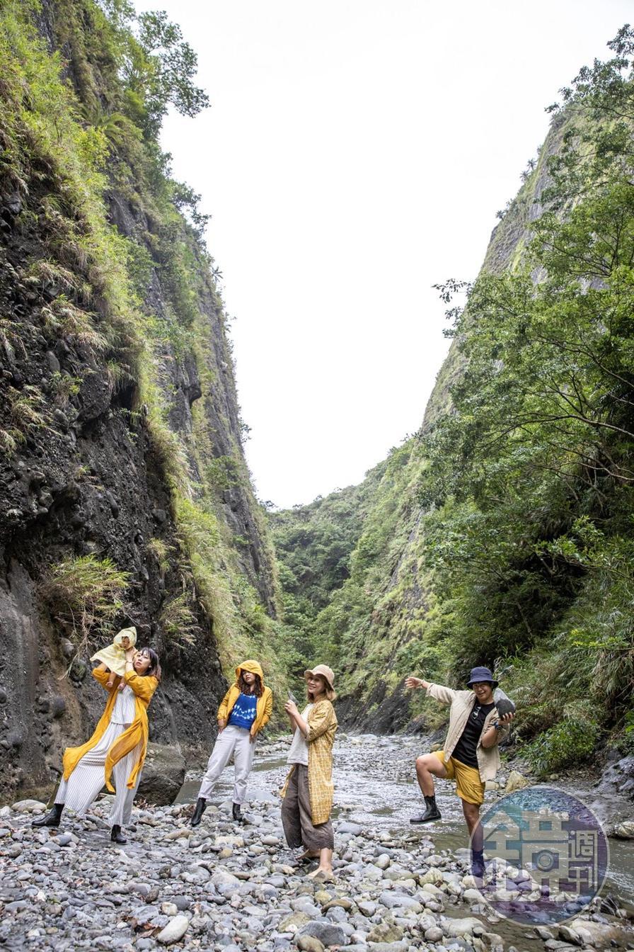 吃得太飽可以漫步山間,順便來一張有氣勢的合照。