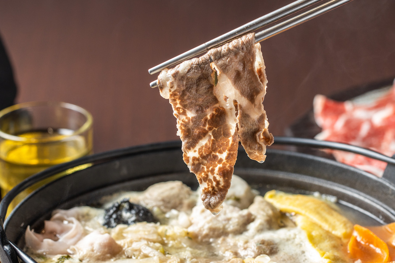 油脂和肉紋分布均勻的「肋骨無骨牛肉」肉味豐郁。（668元／份）