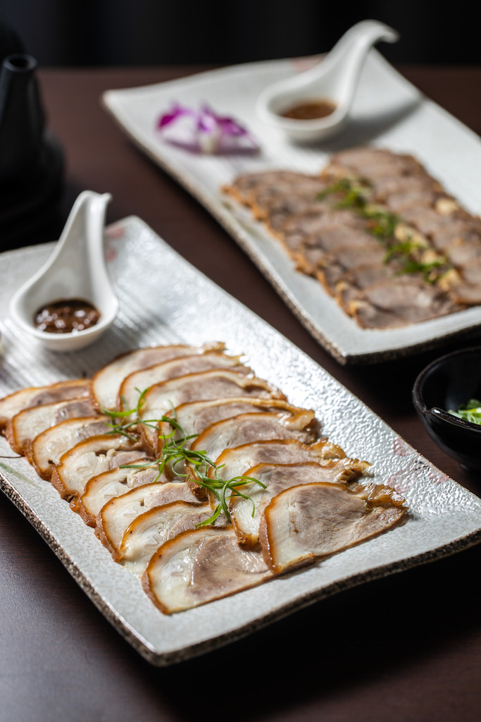 手工菜「捆蹄」和「醬牛腱」片得極薄，口感細膩乾淨。（皆為368元／份，需預訂）