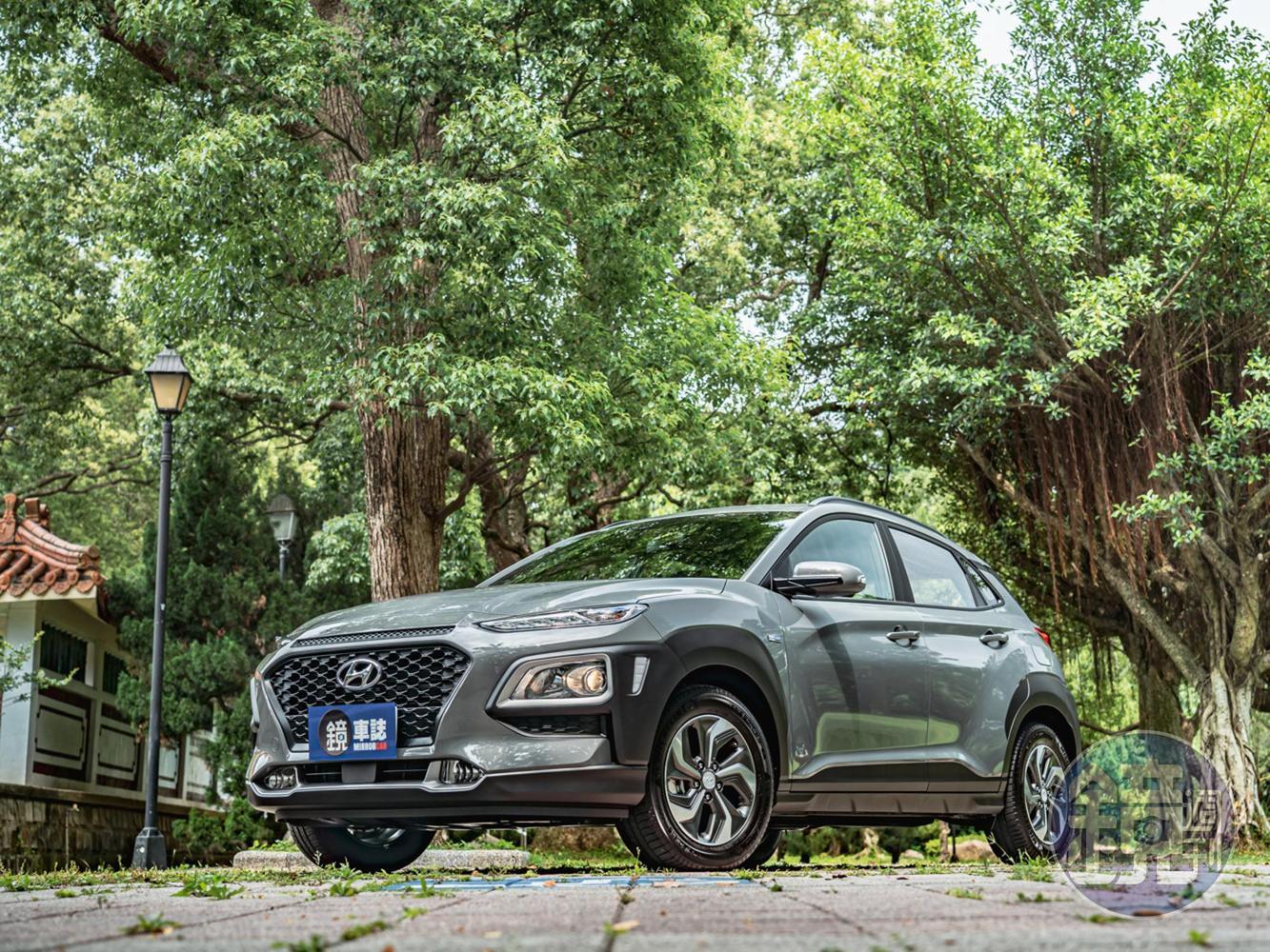 HYUNDAI Kona Hybrid技術規格： 長寬高：4,165mm X 1,800mm X 1,565mm 軸　　距：2,600mm 座位數：5人座 平均油耗：24.8km/公升 標配售價：99萬元