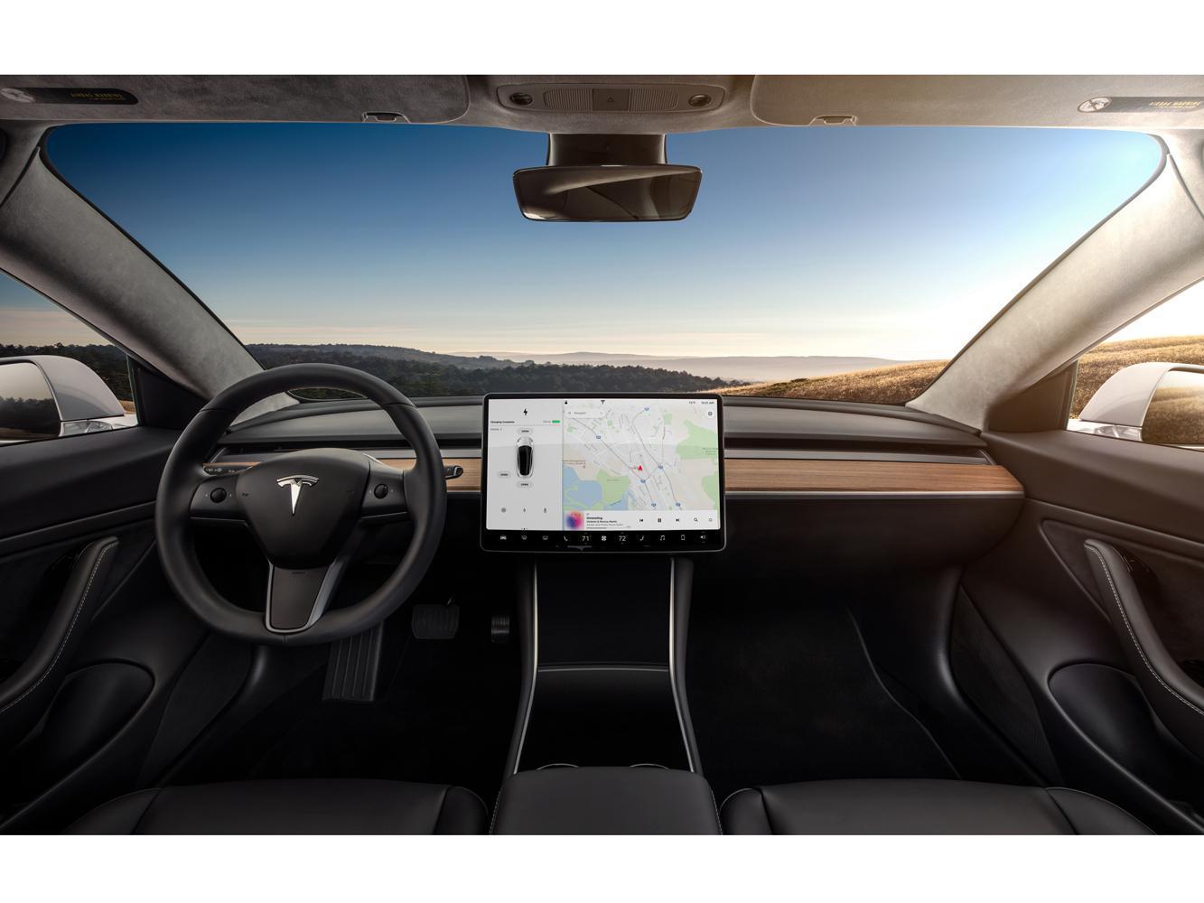 Model 3的內裝取消傳統大型儀表板，改採用15吋的螢幕才操控所有功能。