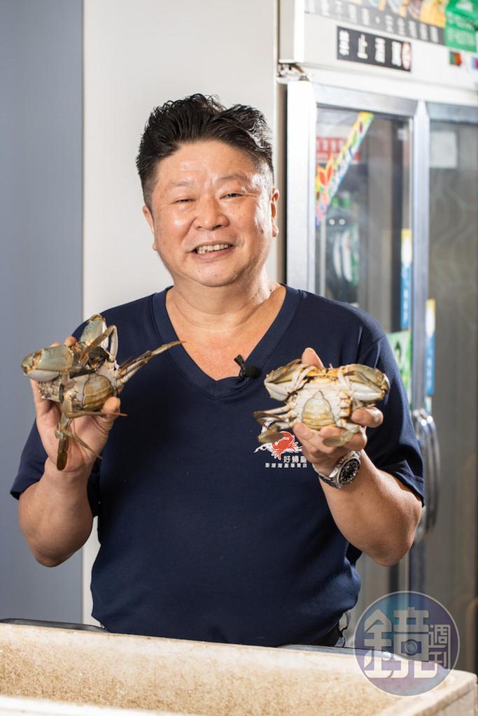 老闆許萬好有30年挑蟹的好身手,說菜也很親和迷人。