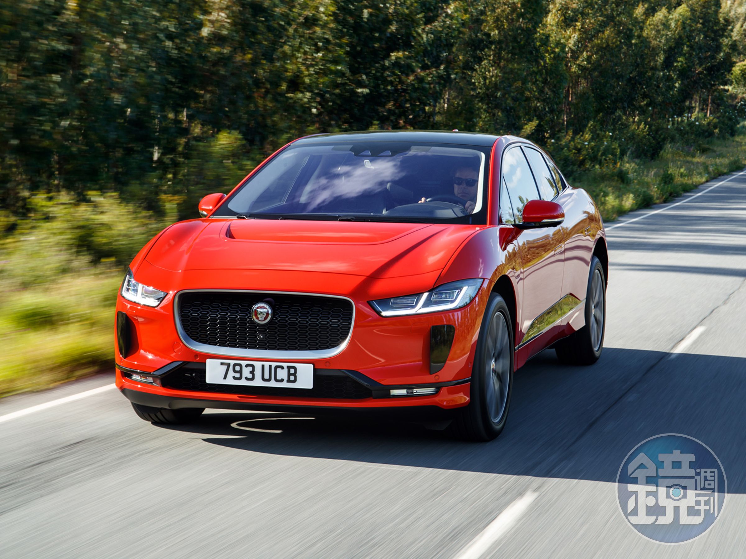 JAGUAR I-Pace技術規格： 長寬高：4,682mm×2,139mm×1,565mm 軸　　距：2,990mm 座位數：5人座 驅動方式：四輪驅動 續航力：470km 標配售價：333~377萬元