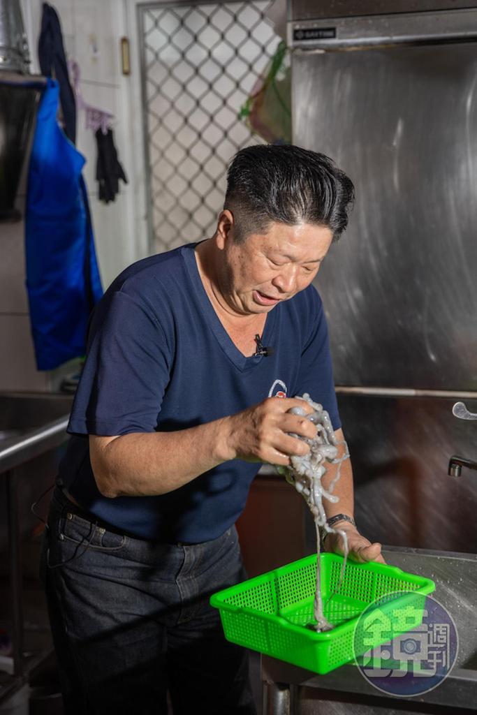 只在春夏時節才有機會吃到的「澎湖蟹黃章魚」,料理前要大力摔打斷筋,摔出脆而不韌的口感。