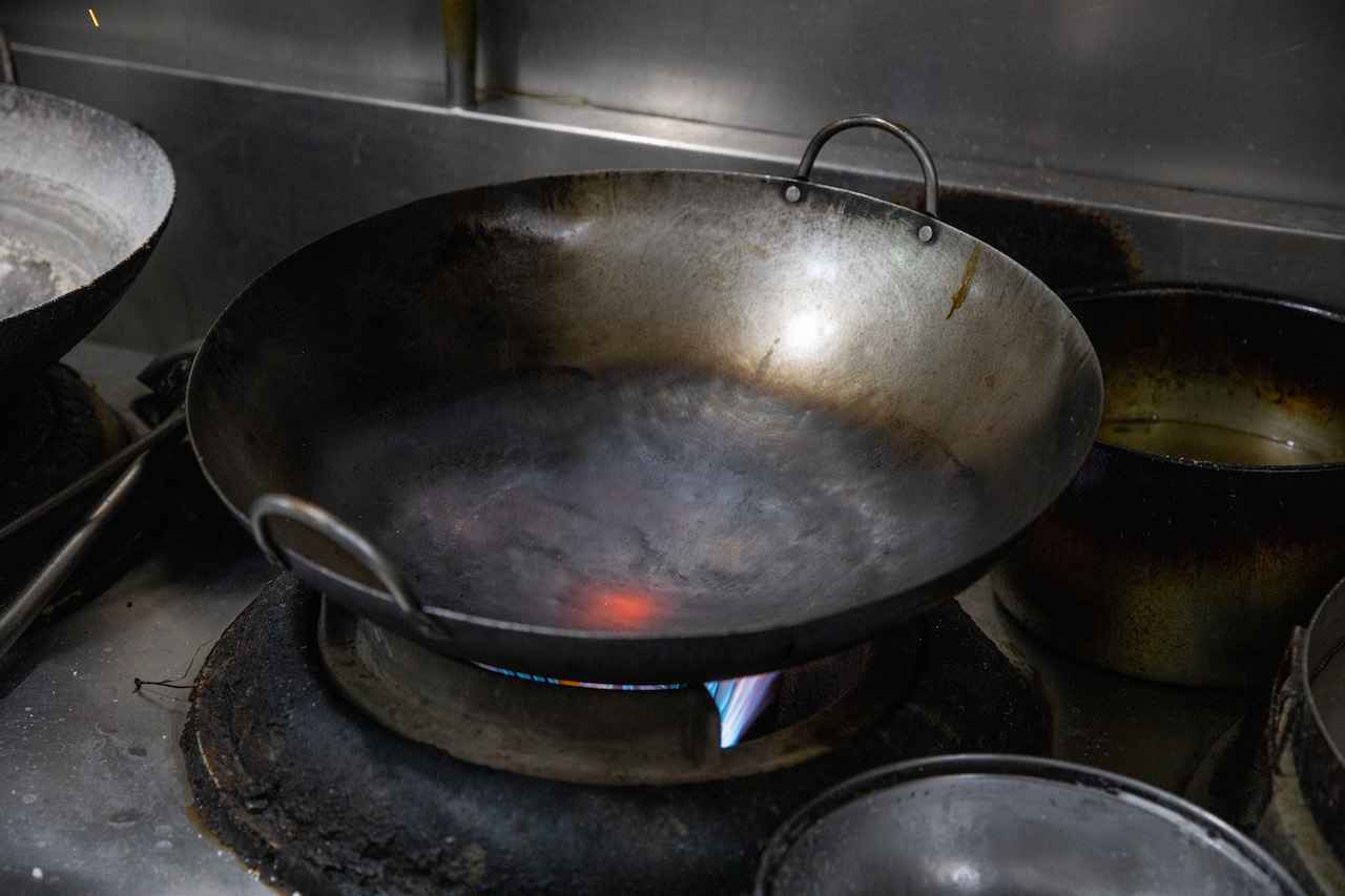 燒炙到鐵紅的炒鍋不加油，直接丟入章魚快炒。