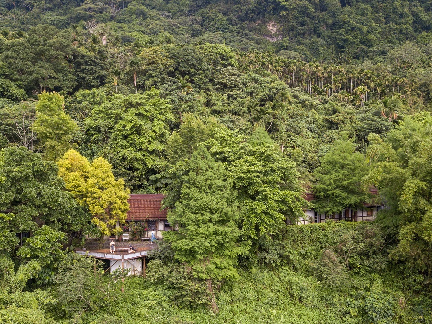 漫山的綠擁抱住歐式風格的建築，空拍起來很美。
