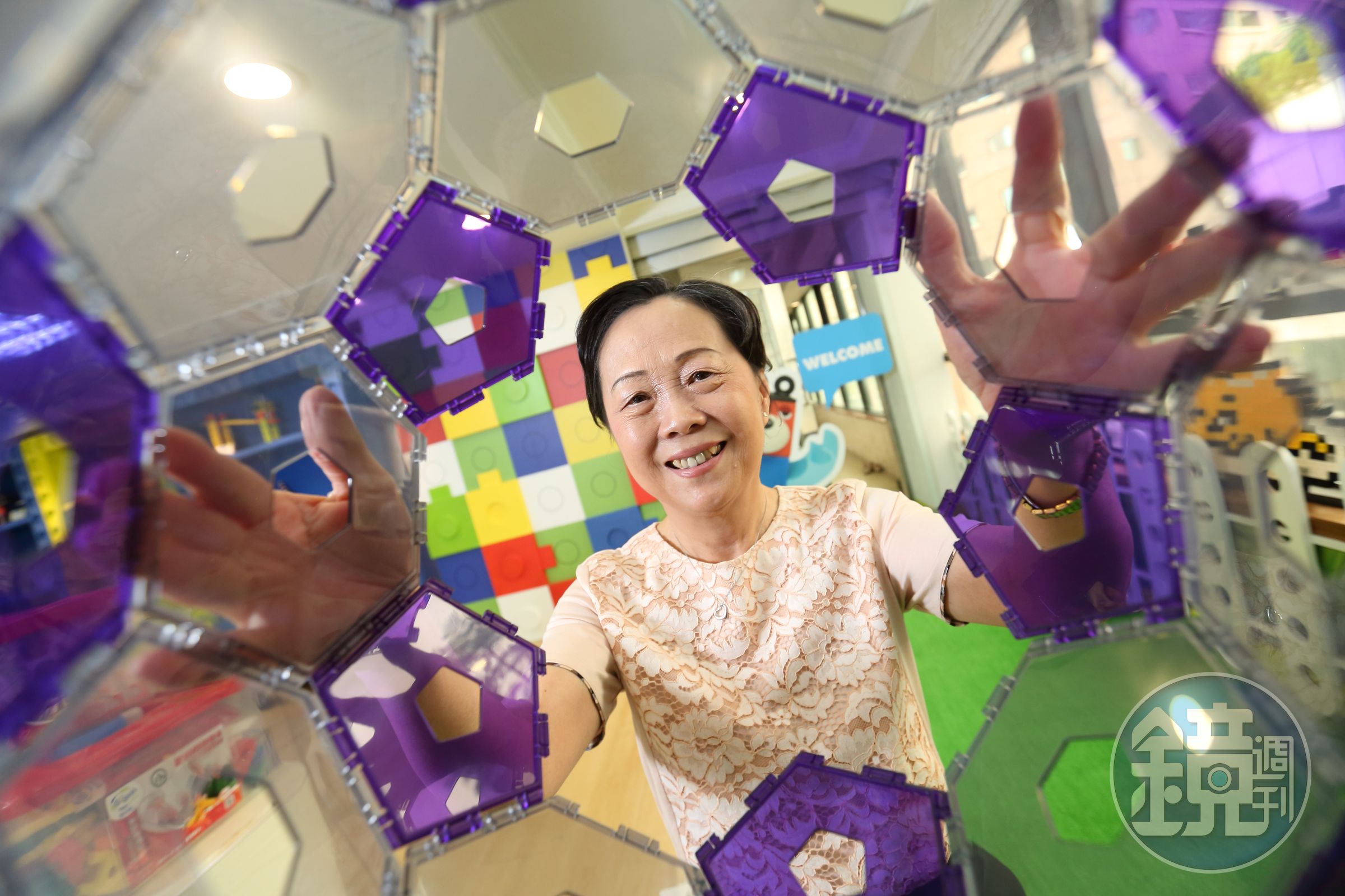 智高實業從玩具積木起家，後轉型成科學教具，董事長王麗珠將先生創辦的事業發揚光大，去年堆砌出4.5億元年收。