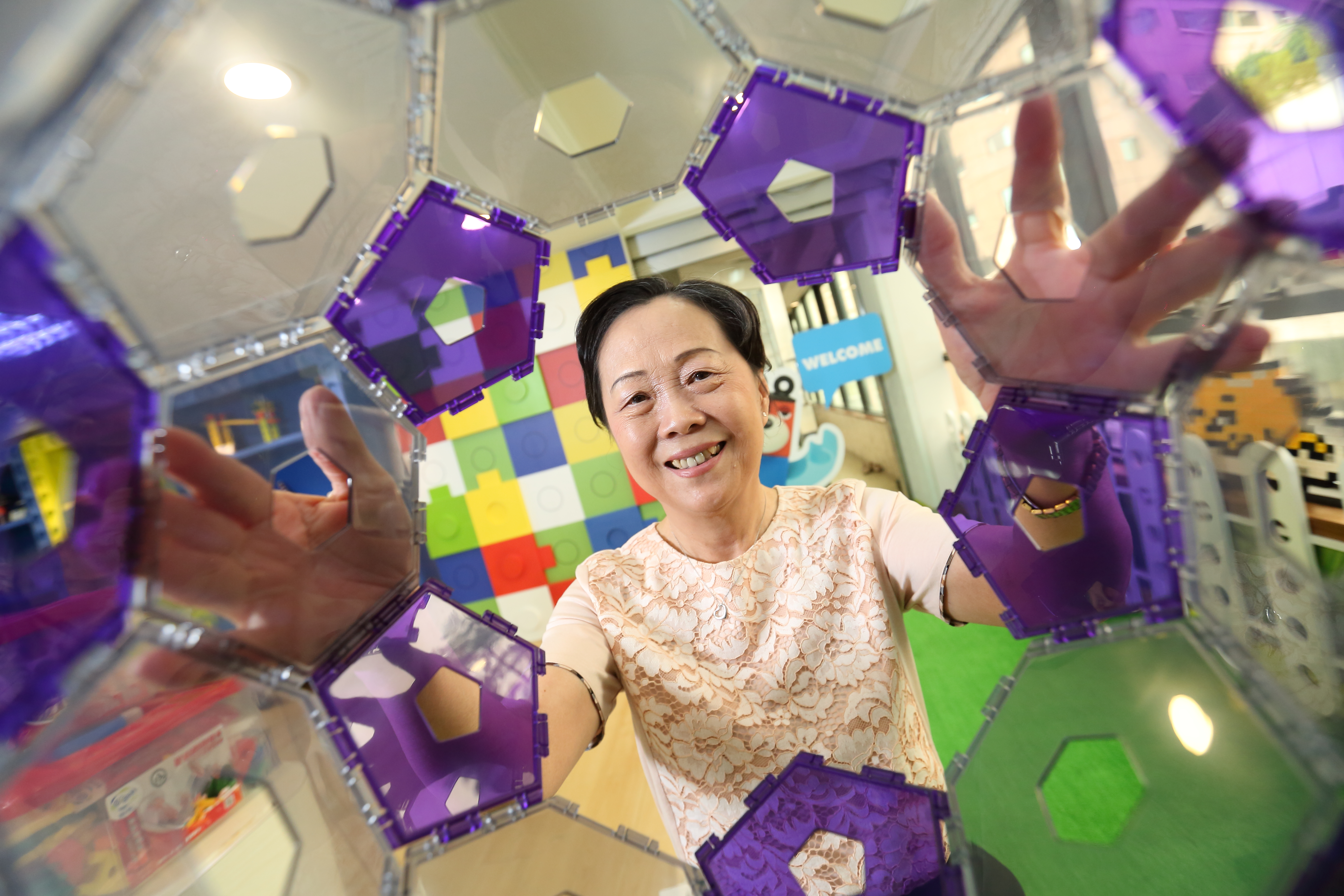 智高實業從玩具積木起家，後轉型成科學教具，董事長王麗珠將先生創辦的事業發揚光大，去年堆砌出4.5億元年收。