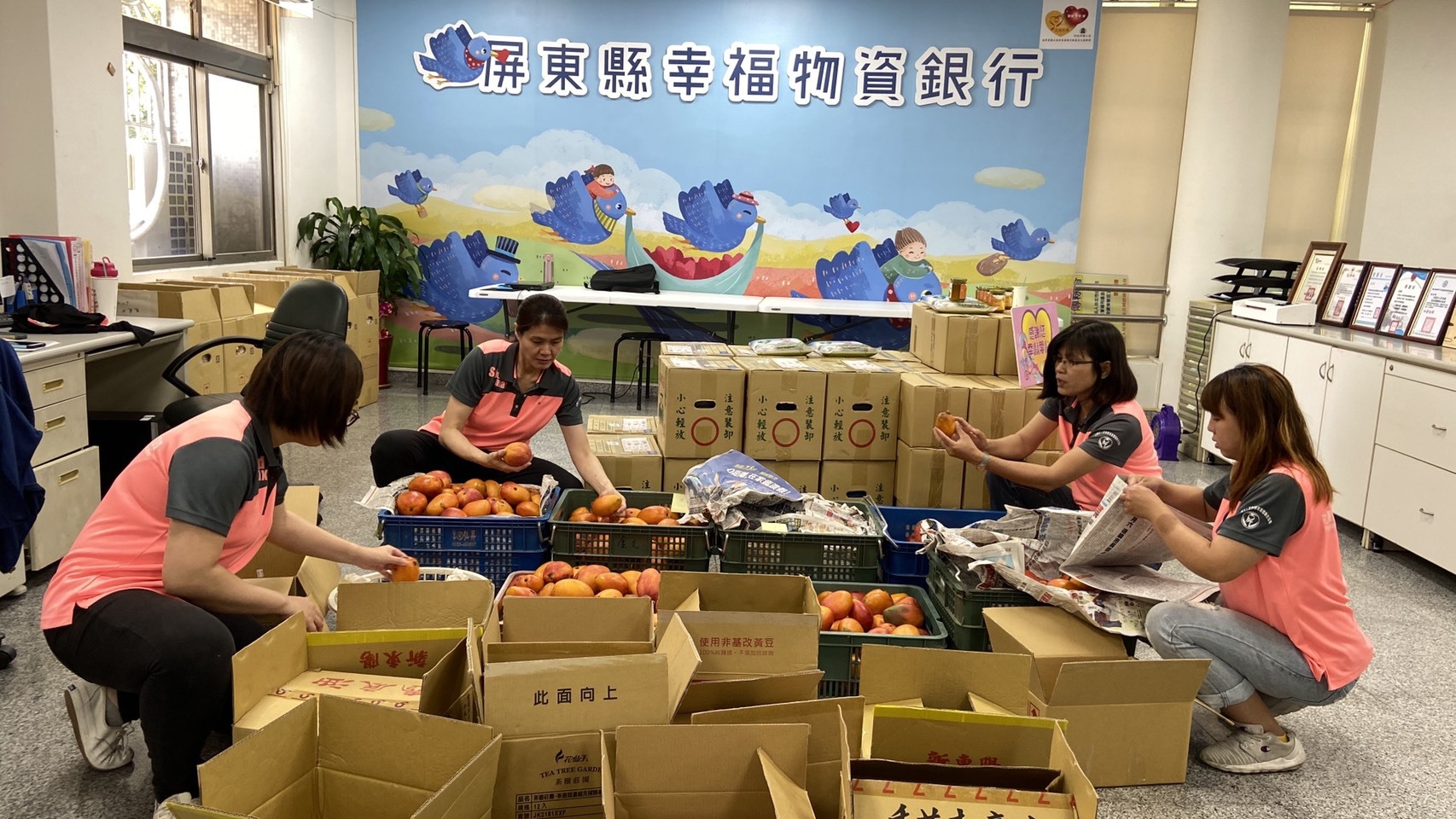 屏東縣幸福物資銀行。(屏東縣慈善團體聯合協會提供)