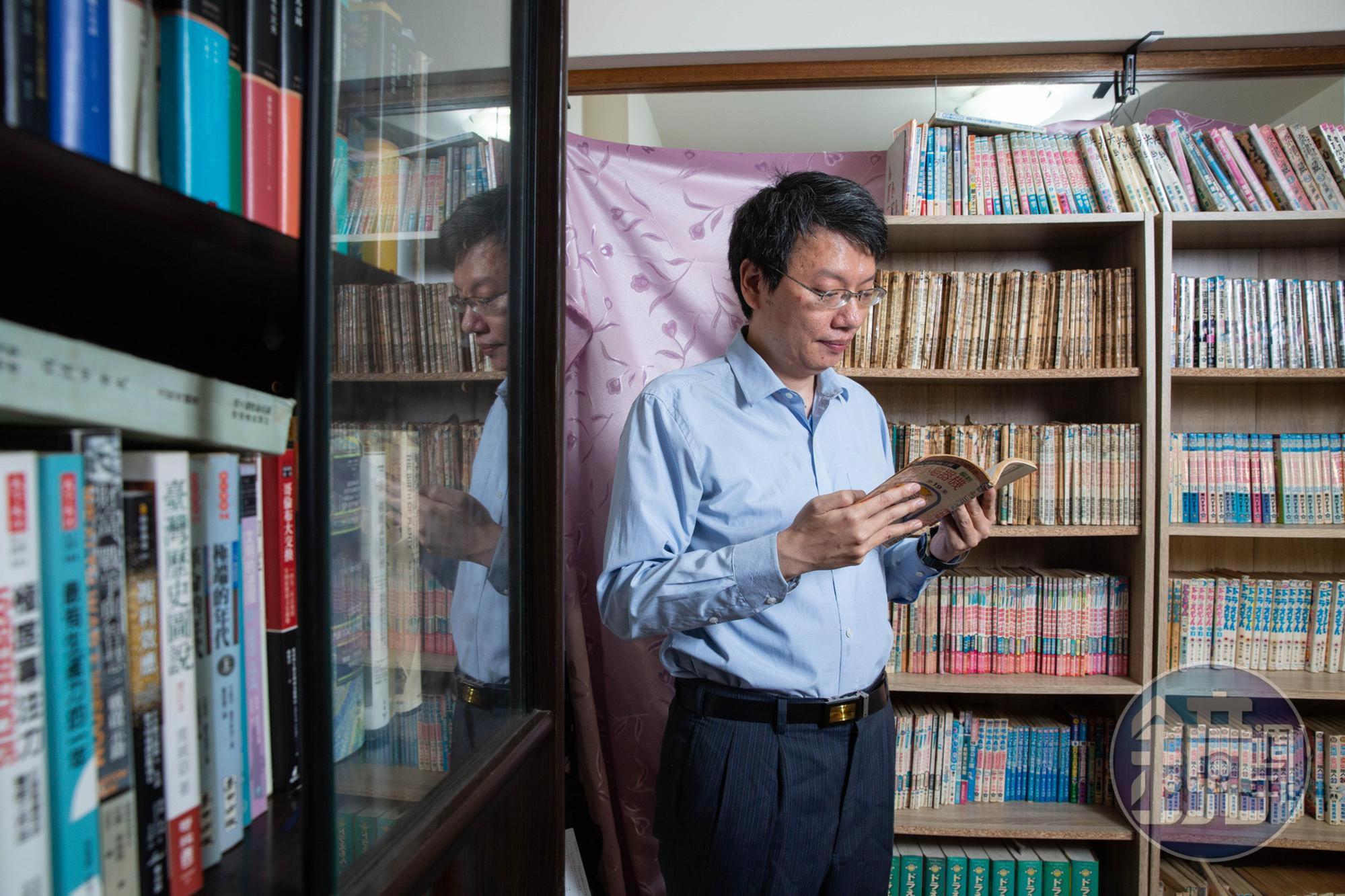 書房架上的《哆啦A夢》漫畫書，有日本原版和早期台灣出版的系列，都是哆啦王滾瓜爛熟的知識庫。