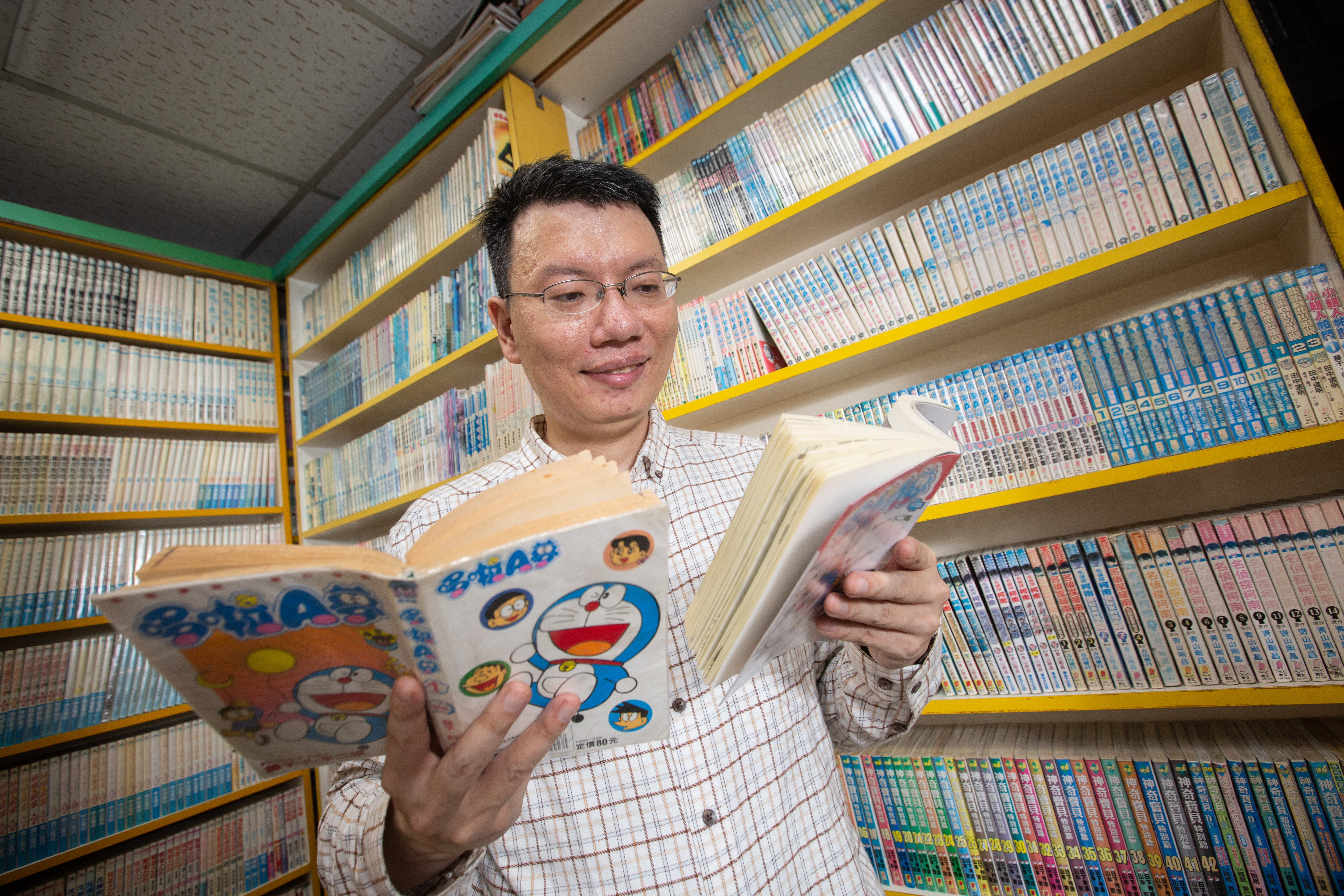 哆啦王收藏全套《哆啦A夢》漫畫，對當中少數談及的投資理財情節也暸若指掌。