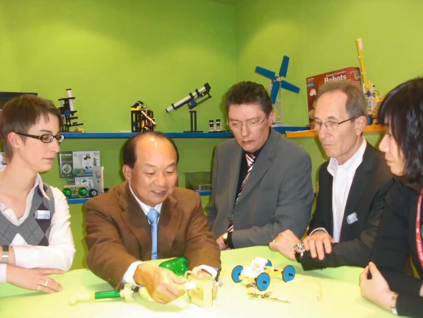 智高創辦人林文彬（左二）的金頭腦創意無極限，搏得「積木界賈伯斯」綽號。（智高提供）