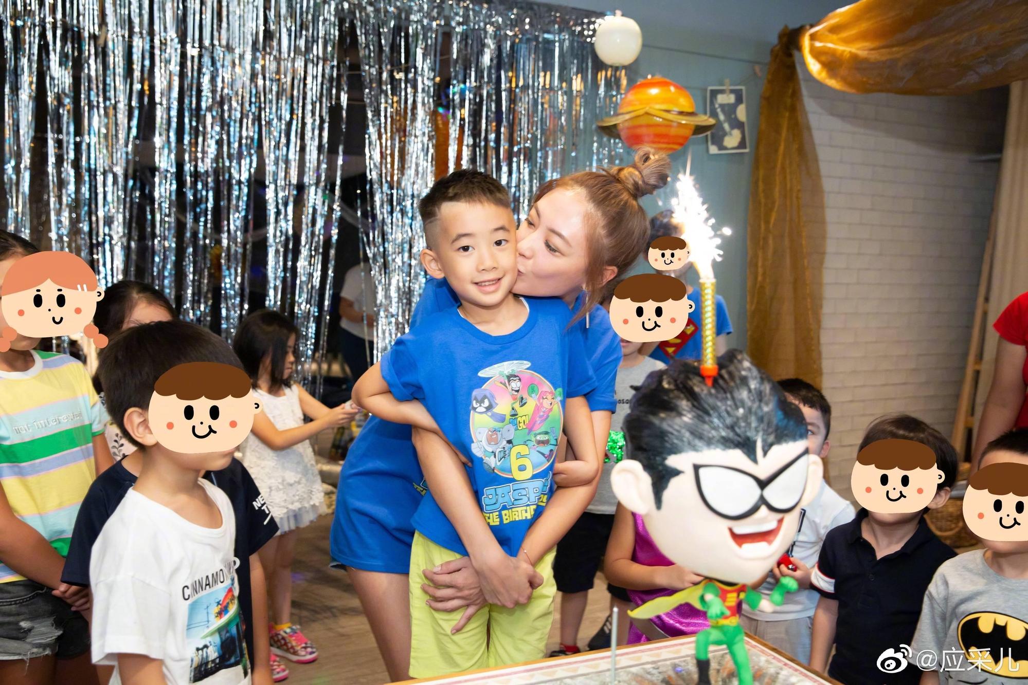 Jasper乖巧可愛，但媽媽應采兒的閨密鄭希怡卻坦言很介意他搶走了應采兒。（翻攝自應采兒微博）