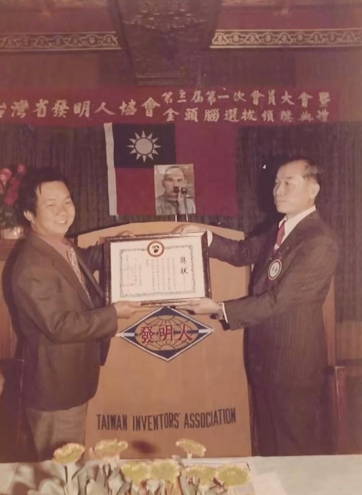 智高創辦人林文彬(左)的金頭腦創意無極限,搏得「積木界賈伯斯」綽號。(智高提供)