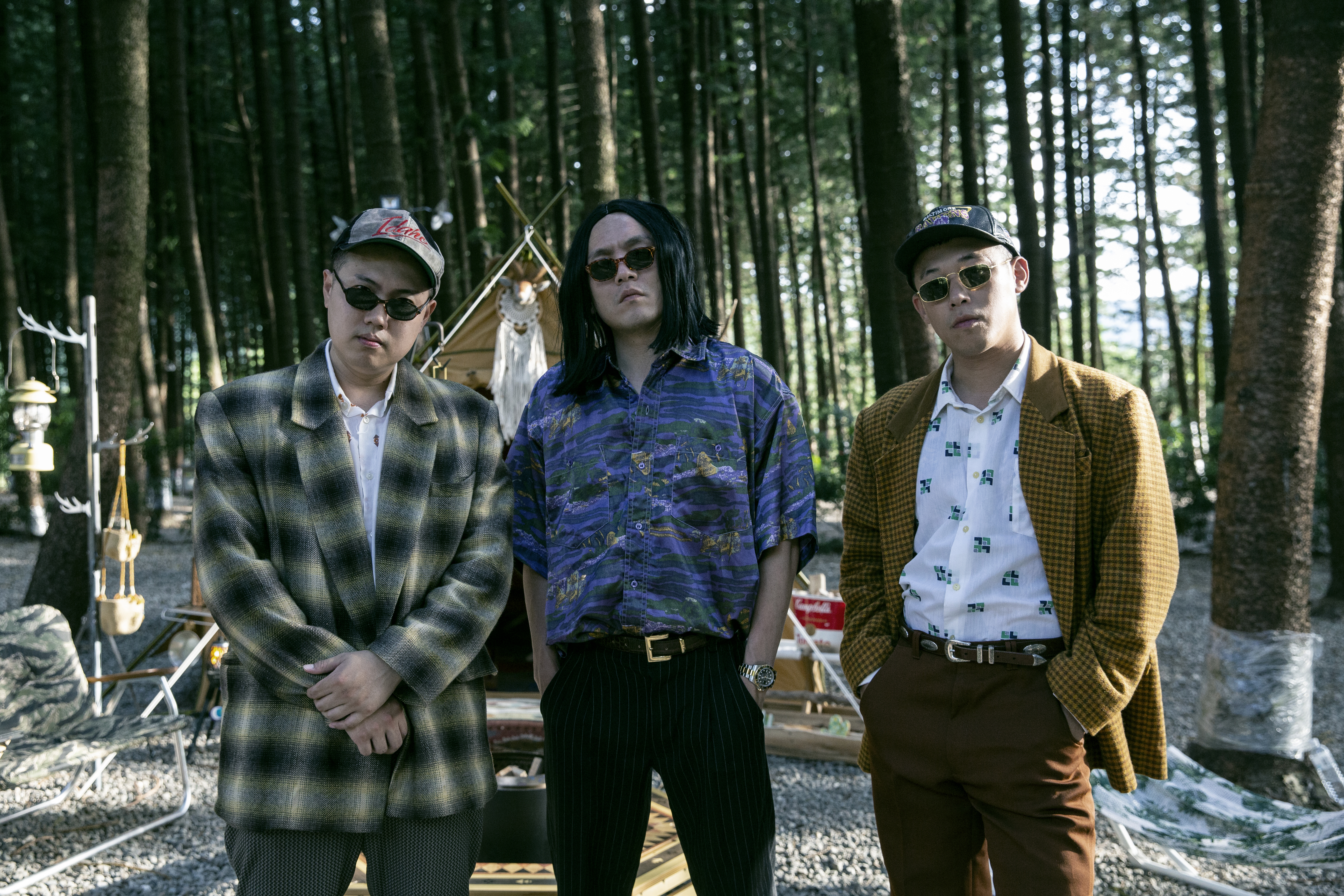 玖壹壹新歌〈邊緣人〉MV，春風還大玩kuso，戴上了一頂長髮。（混血兒娛樂提供）