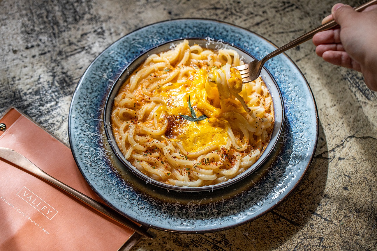 「烤布蕾鮭魚明太子烏龍麵」入口先是甜才是鹹，有濃郁明太子香氣。（230元／份）