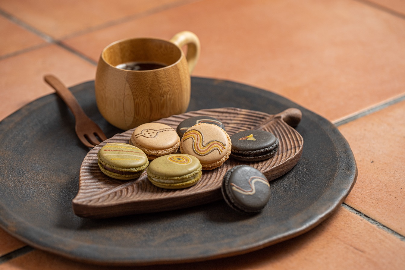 「琉璃珠馬卡龍」的糖量減少15%，再放入花蓮特產的餡。（70元／顆）